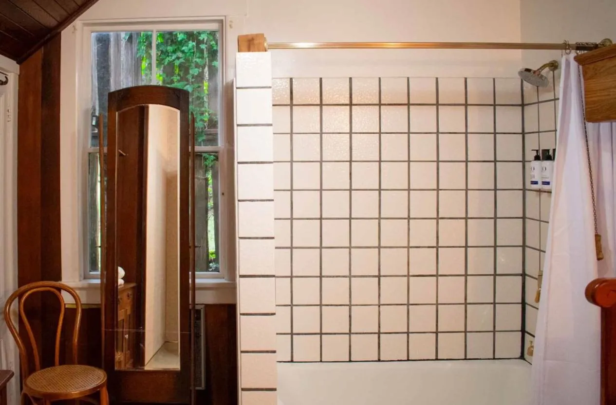 Bath in Dennen's Victorian Farmhouse