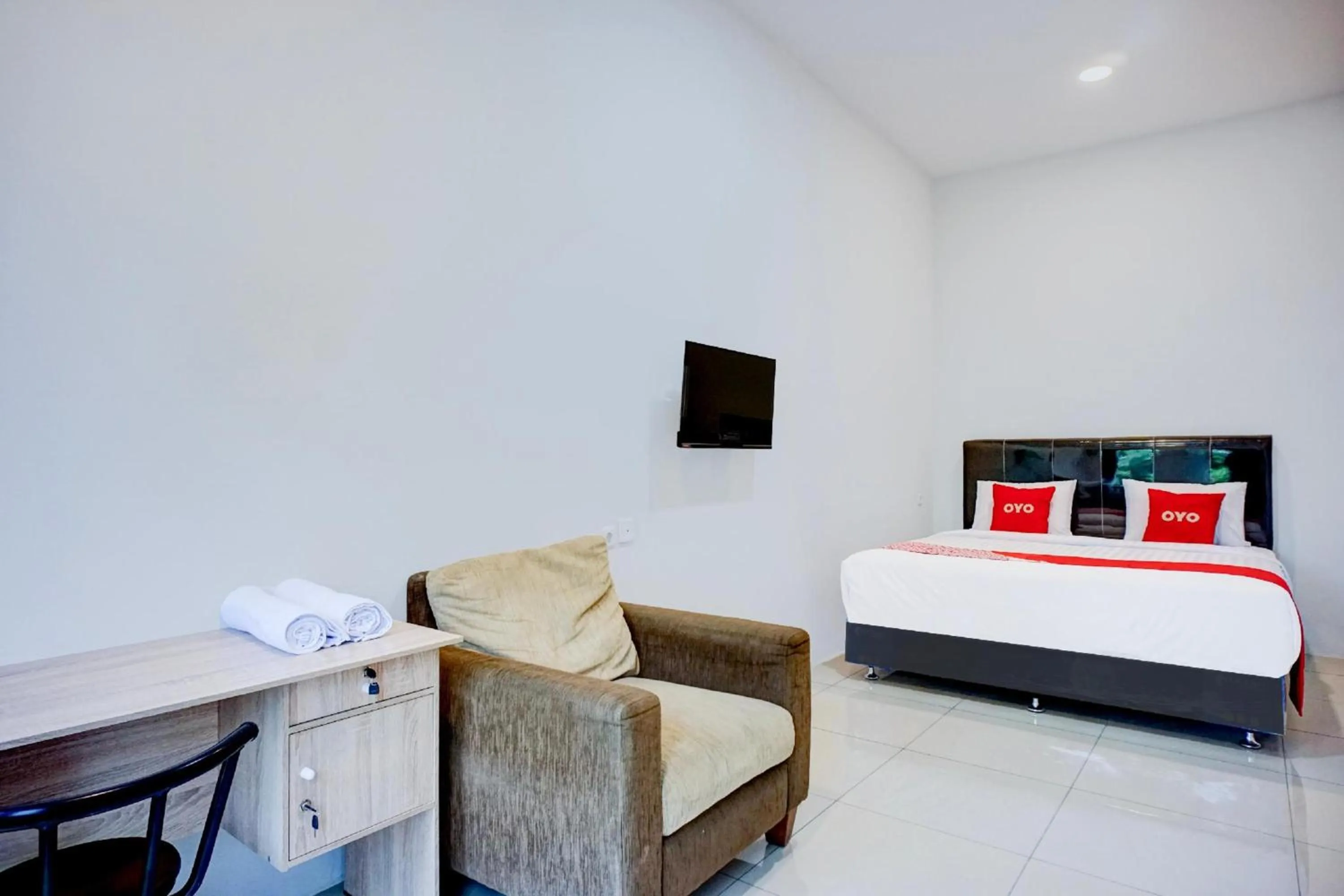 Photo of the whole room, Bed in Collection O Almasarra Residence Near Ring Road Medan