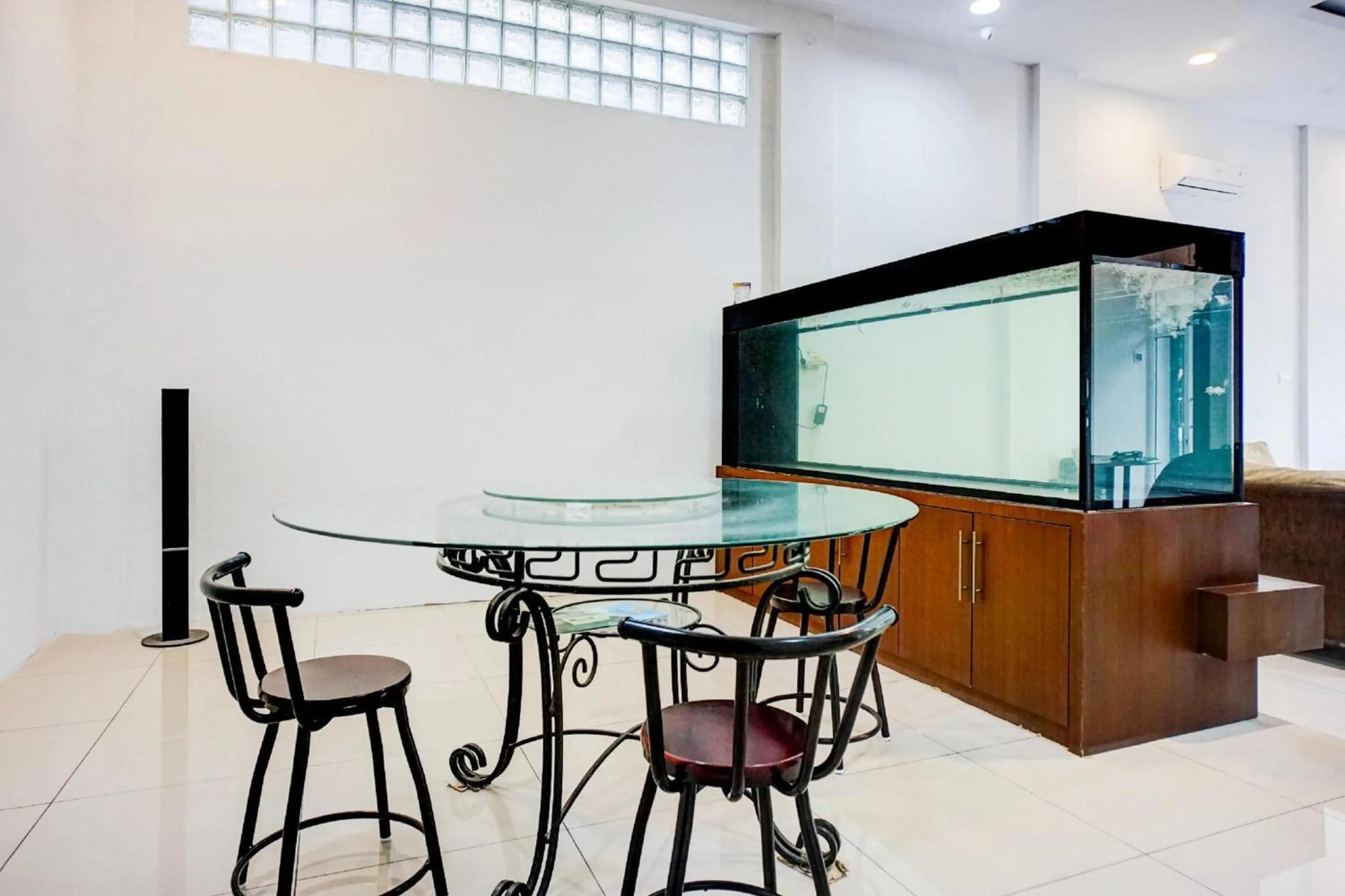 Seating area in Collection O Almasarra Residence Near Ring Road Medan