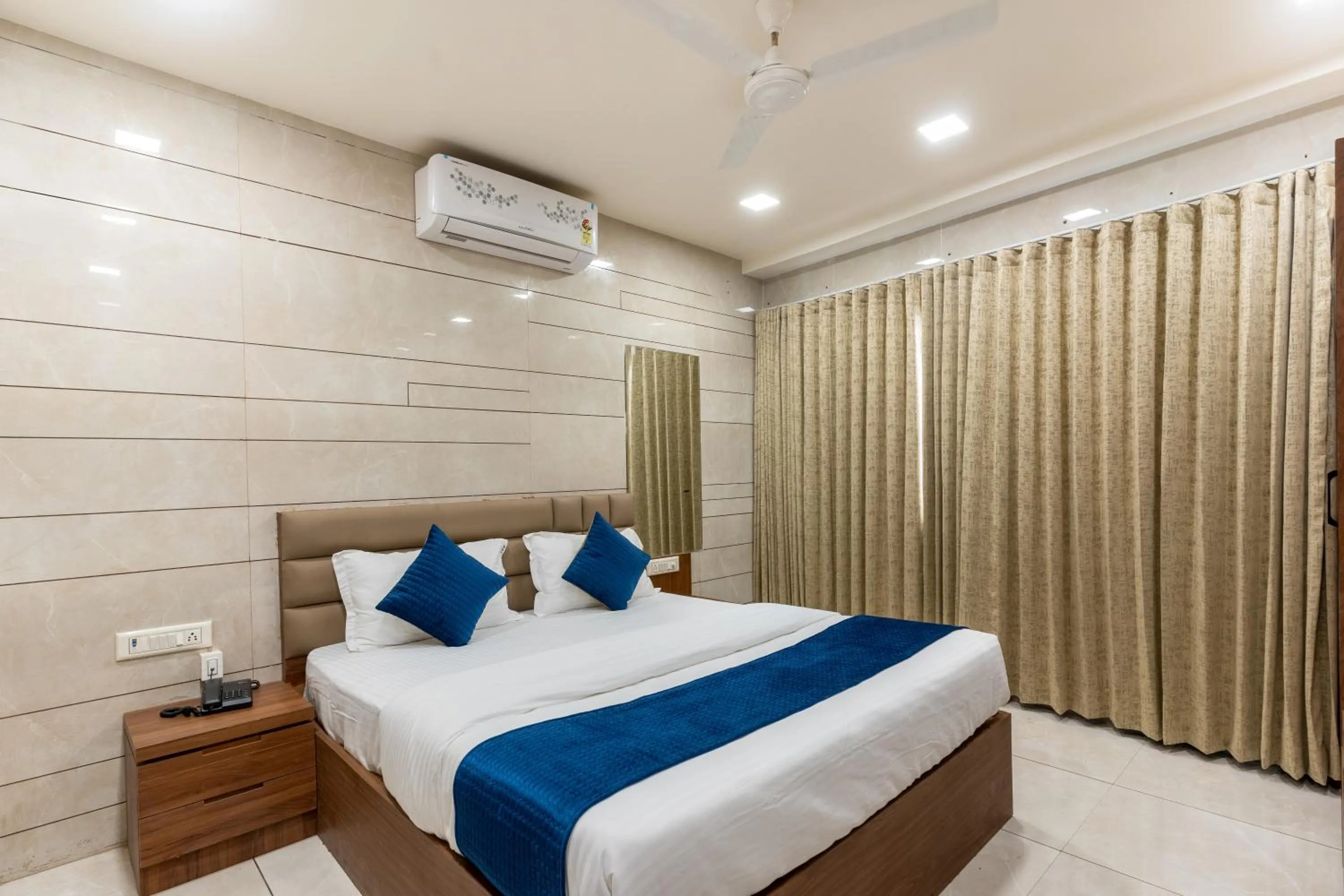 Bed in Hotel Noble Inn, Ahmedabad