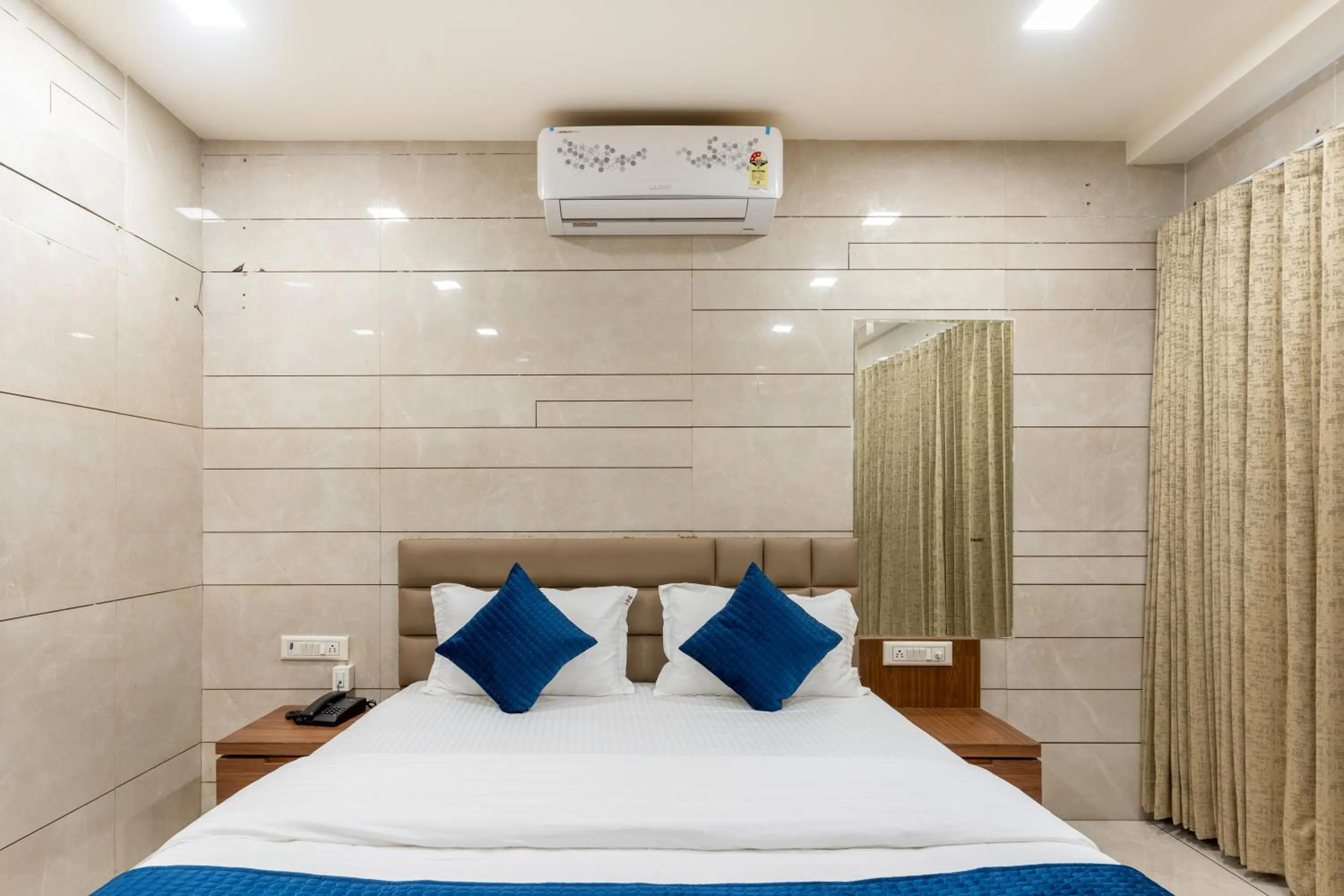 Bed in Hotel Noble Inn, Ahmedabad