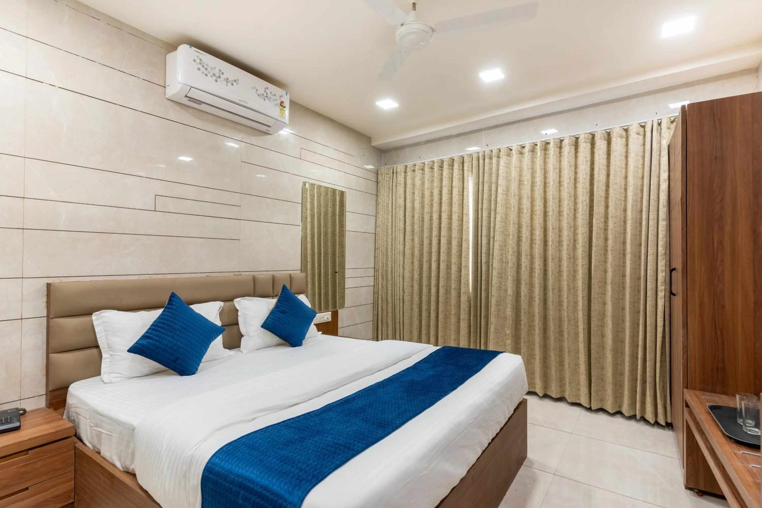 Bed in Hotel Noble Inn, Ahmedabad