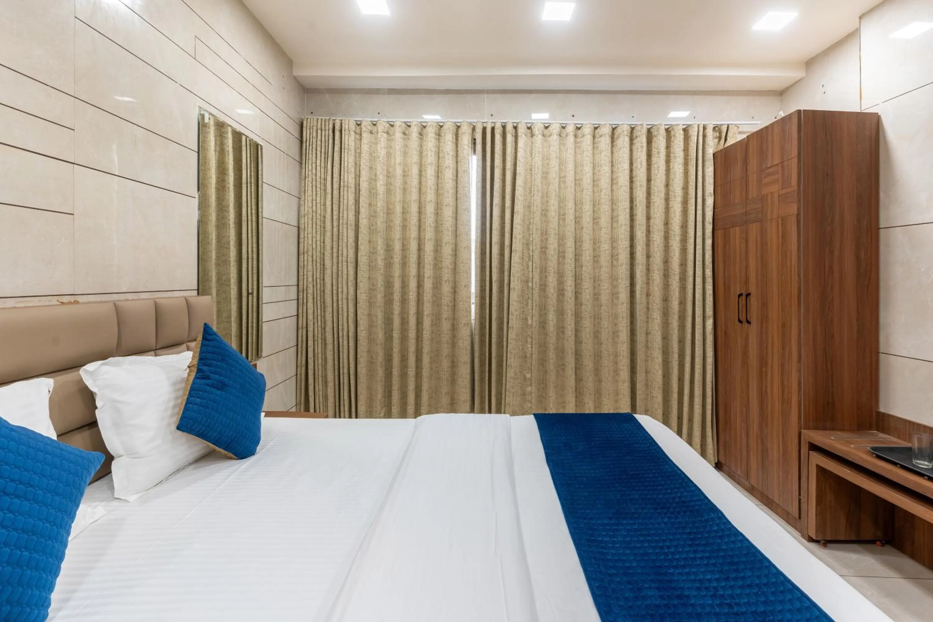 Bed in Hotel Noble Inn, Ahmedabad