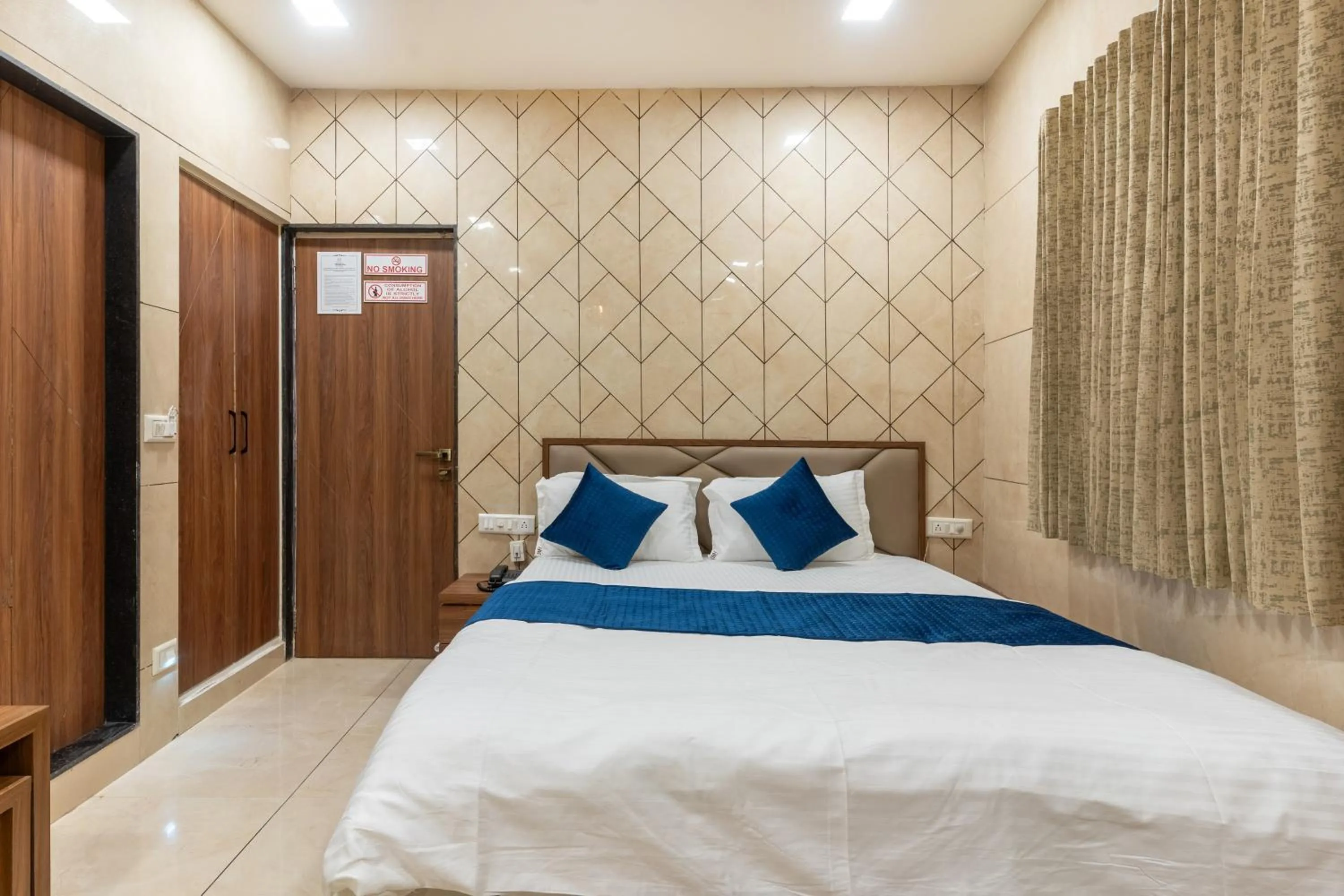 Bed in Hotel Noble Inn, Ahmedabad