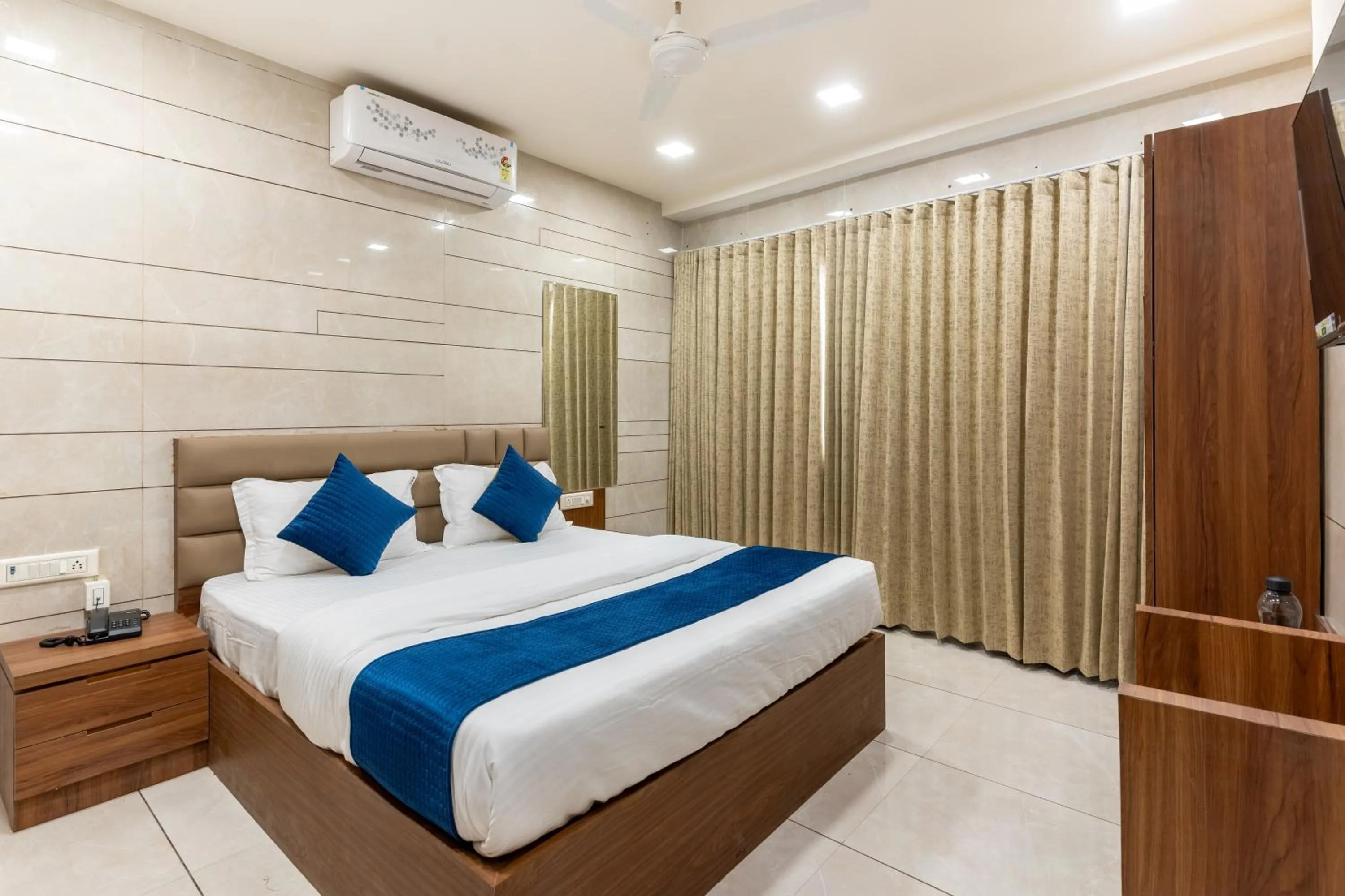 Bed in Hotel Noble Inn, Ahmedabad