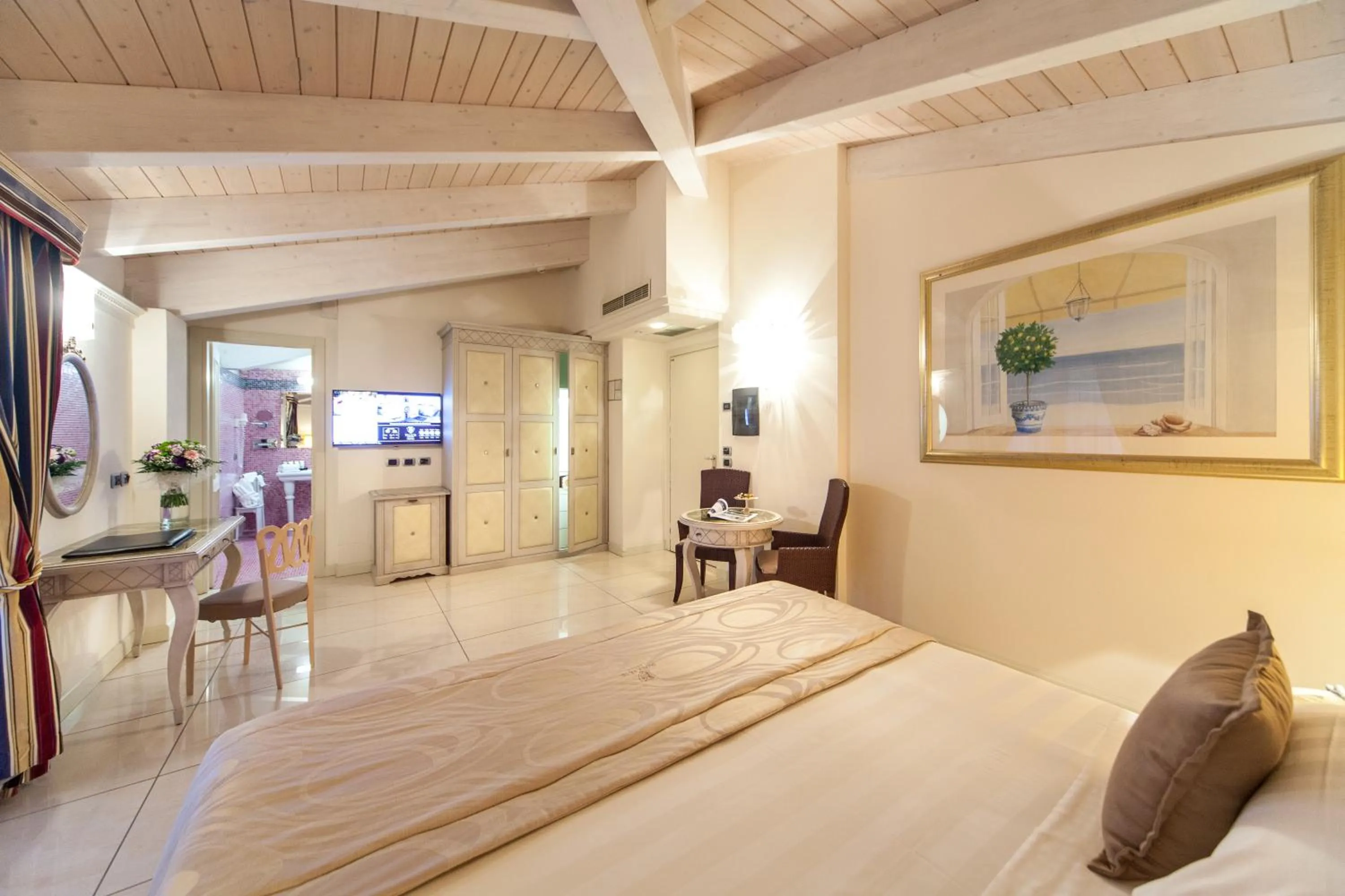 Photo of the whole room, Bed in Palace Hotel