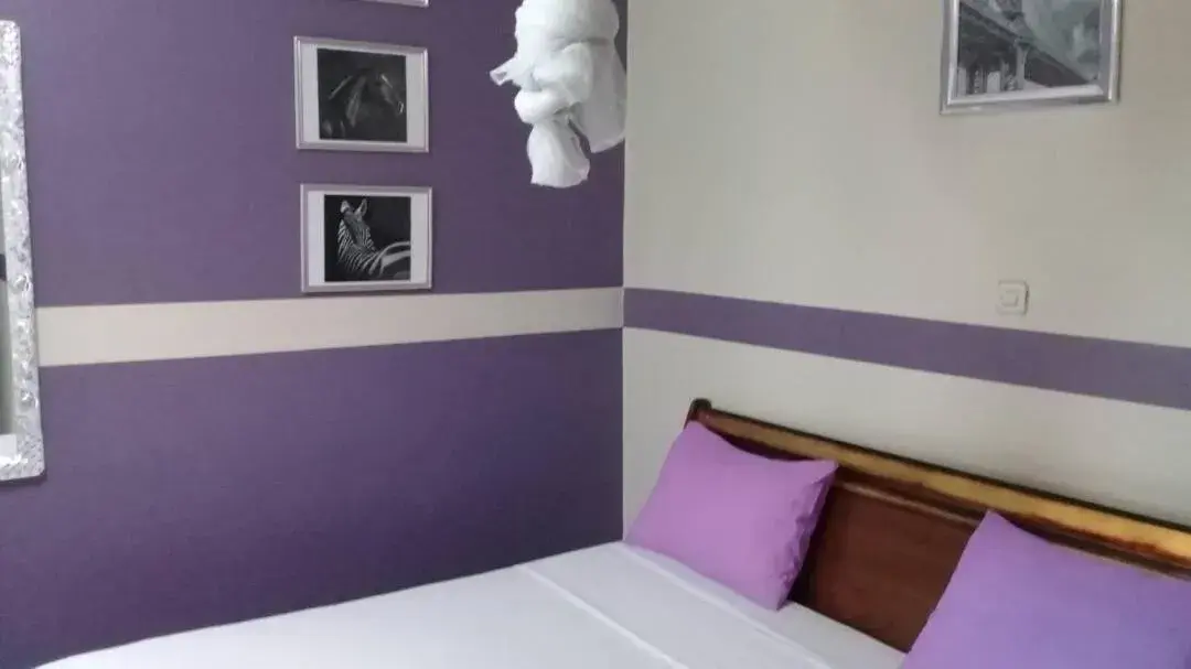 Large Double Room in Residence Les Calanques Large Double Room in Residence Les Calanques