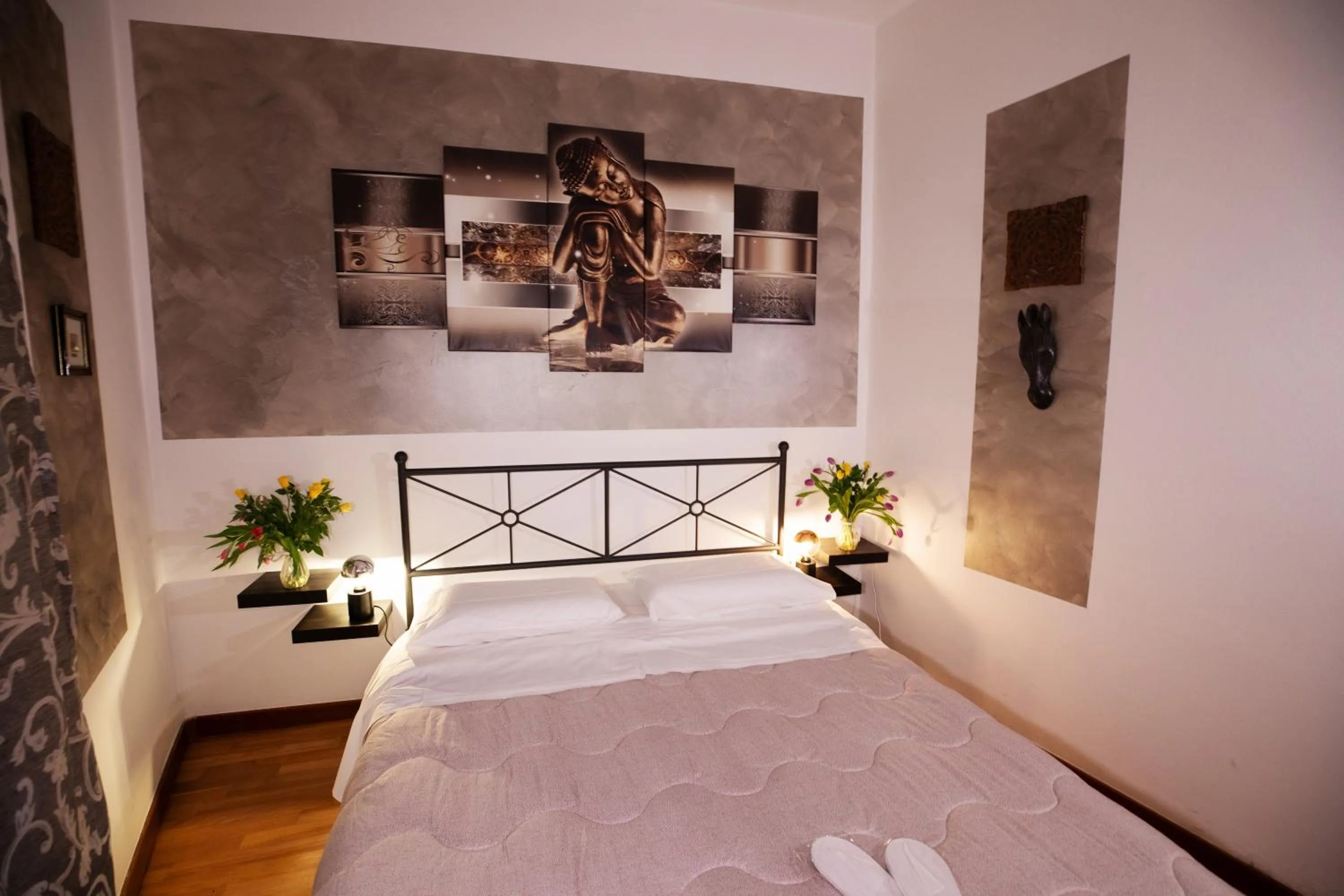 Bedroom, Bed in Like Romeo Suites