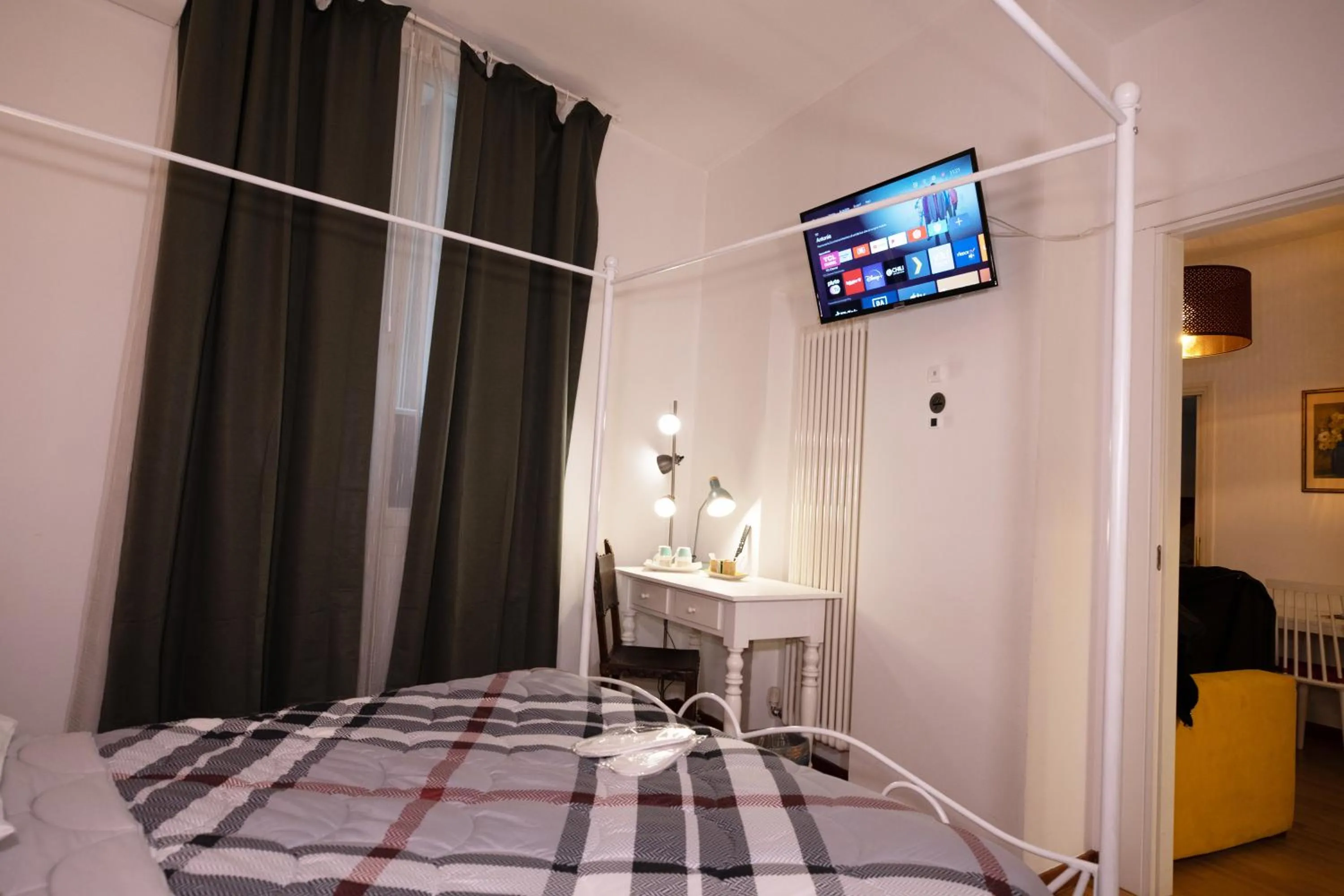 Bedroom, Bed in Like Romeo Suites