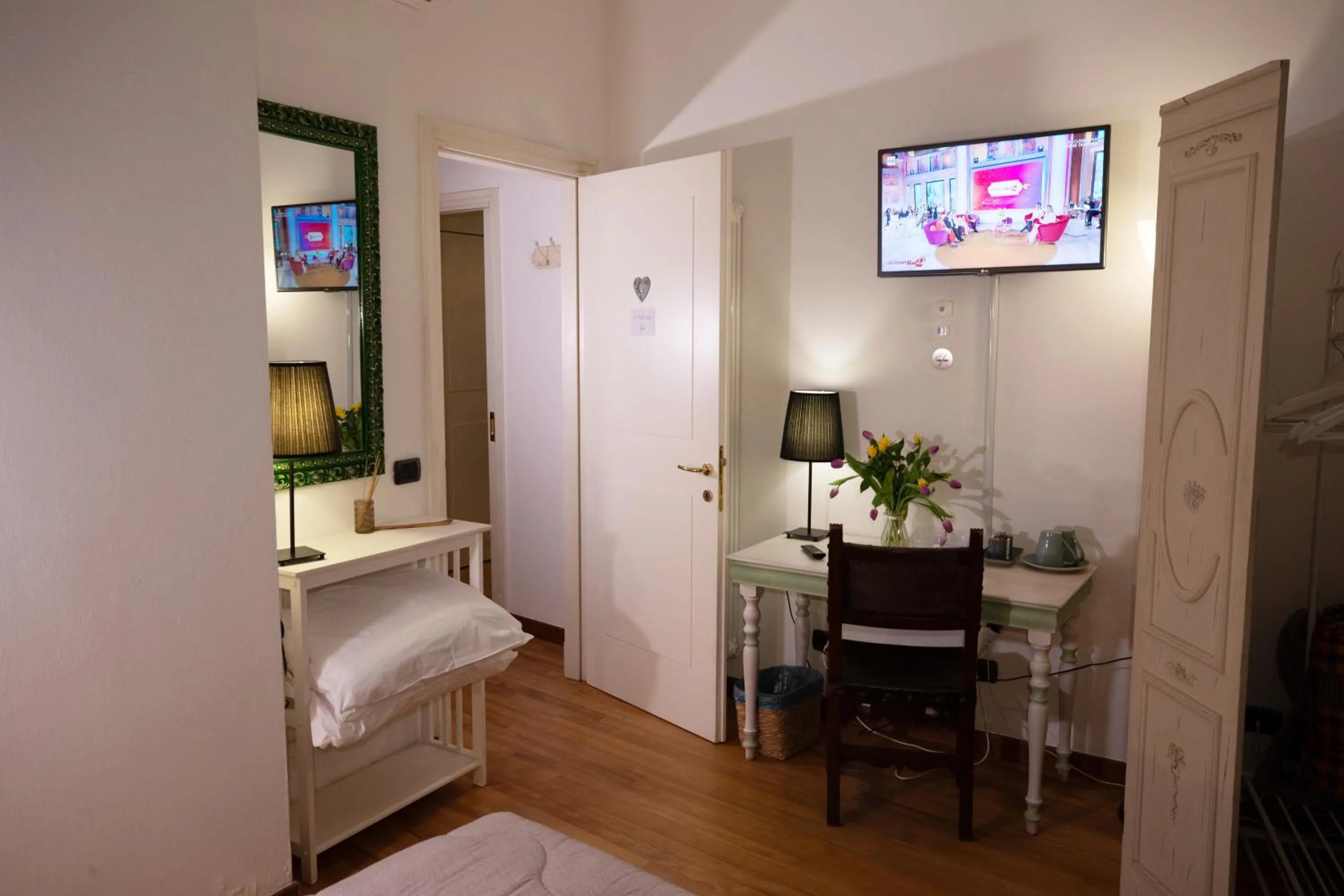 Bedroom, Bed in Like Romeo Suites