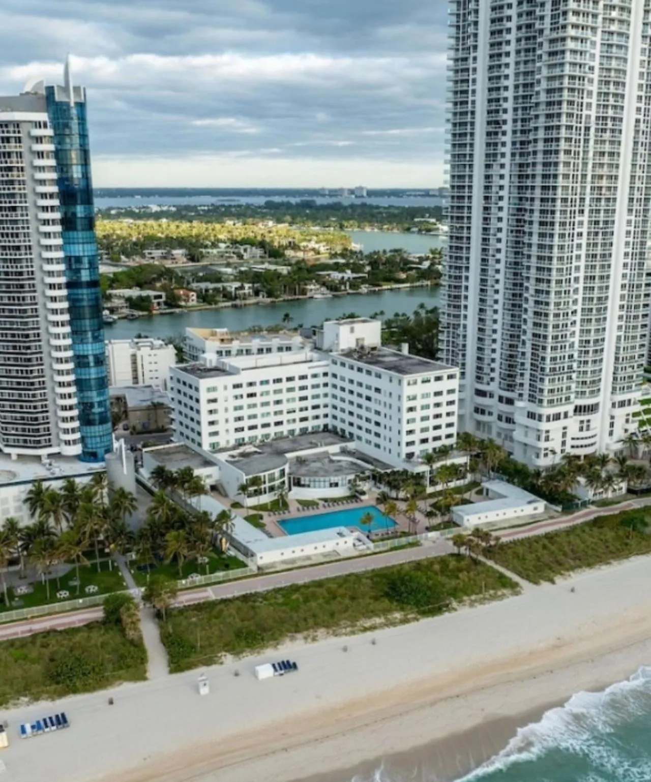 Property building in Oceanfront Studio Miami Beach