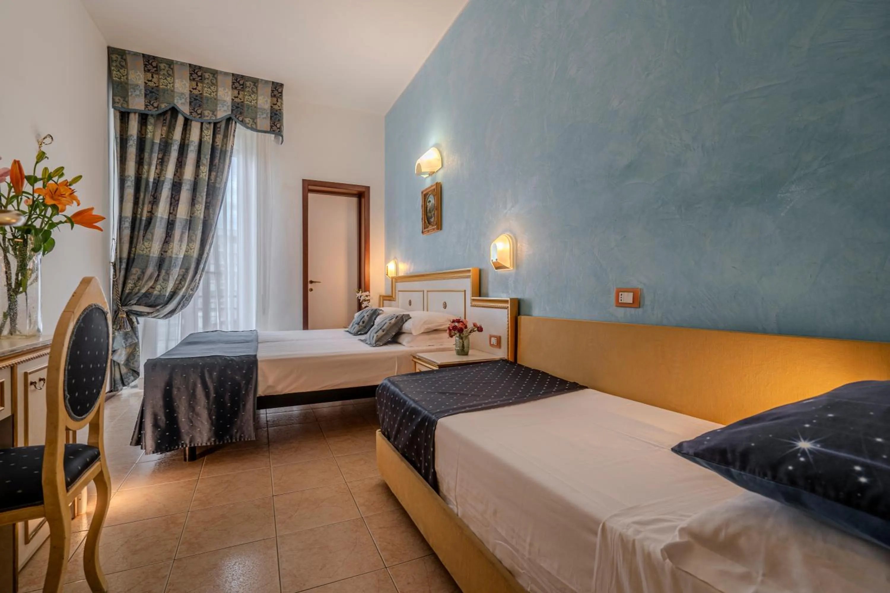 Photo of the whole room, Bed in Hotel King