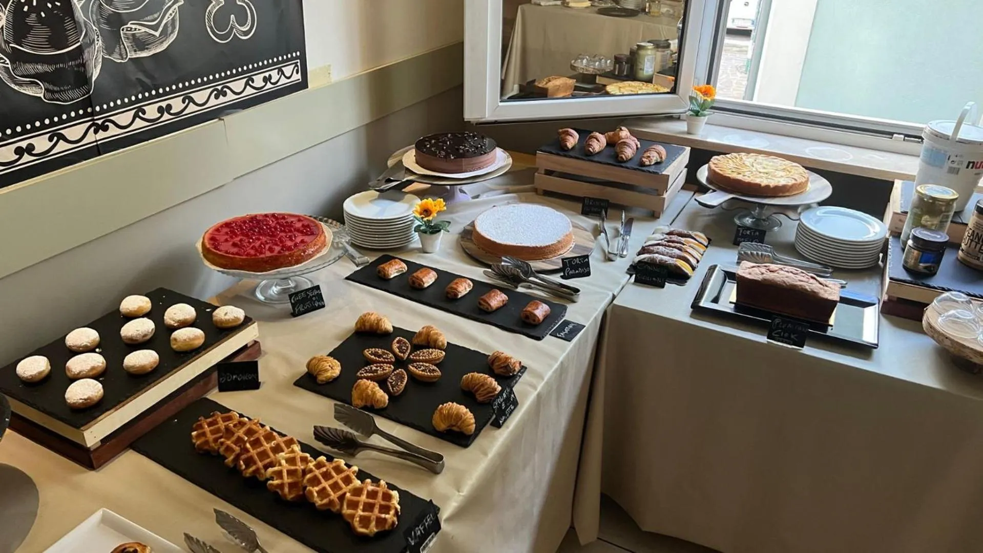 Restaurant/places to eat in Hotel King