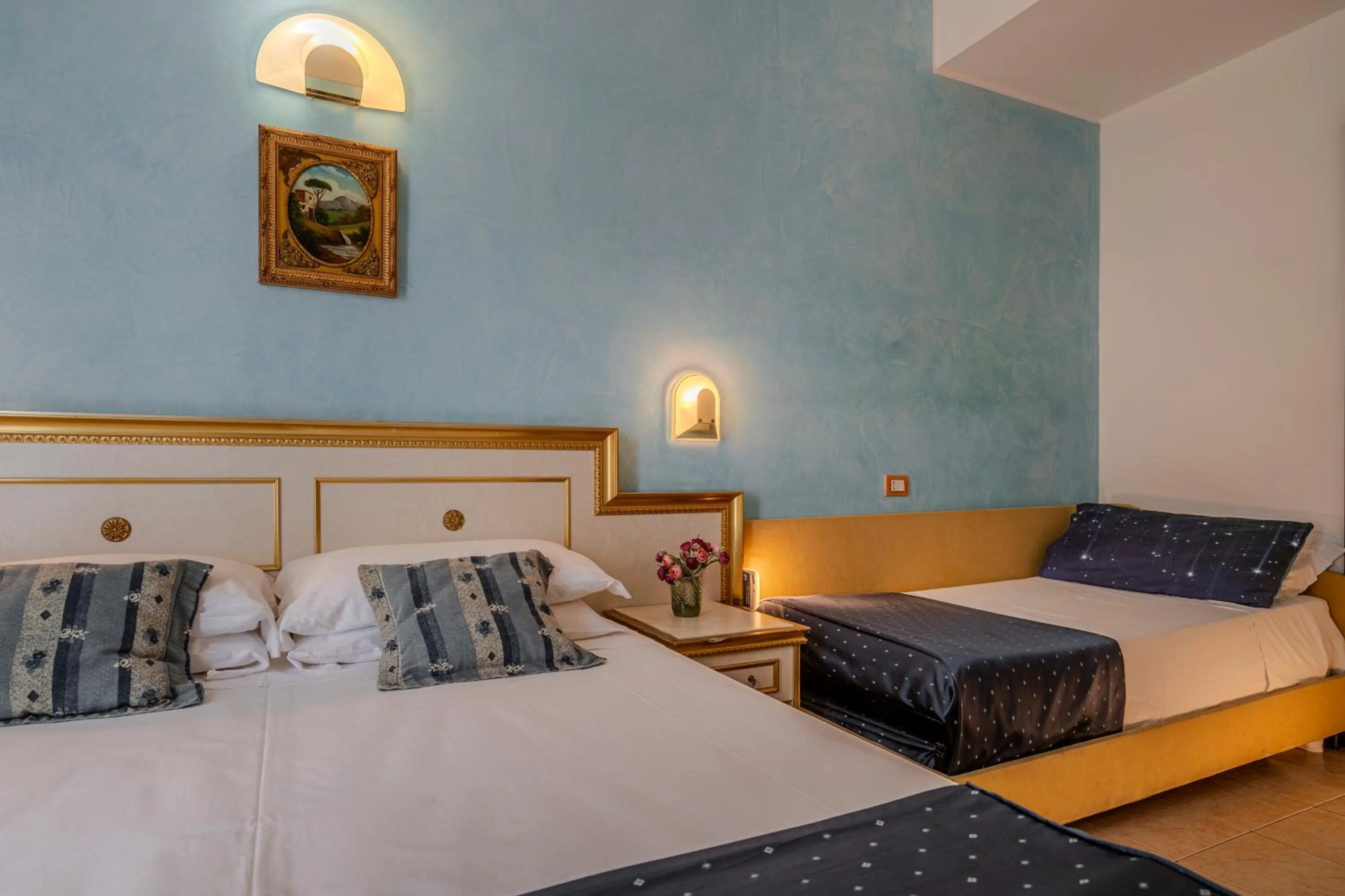 Photo of the whole room, Bed in Hotel King