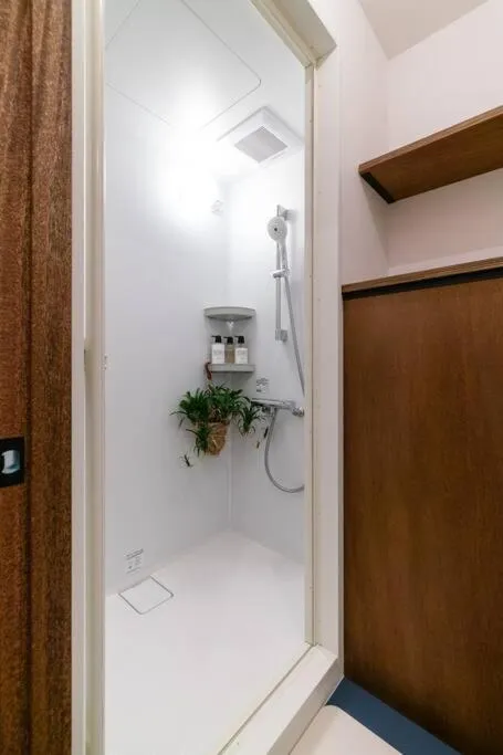 Shower in Rakuna Inn 遊 Kinshicho