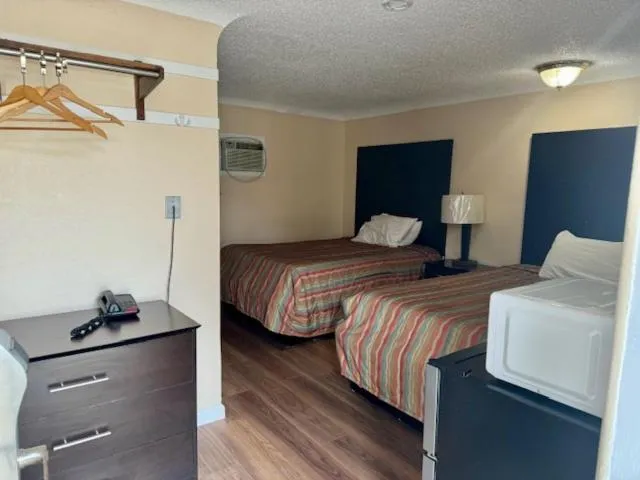 Bed in Gratiot View Motel