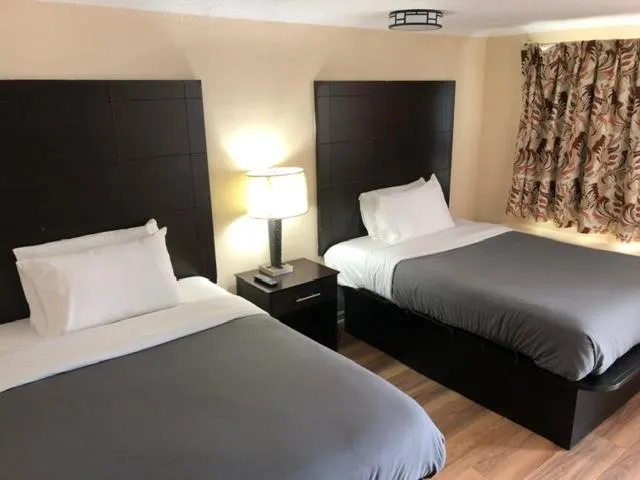 Bed in Gratiot View Motel