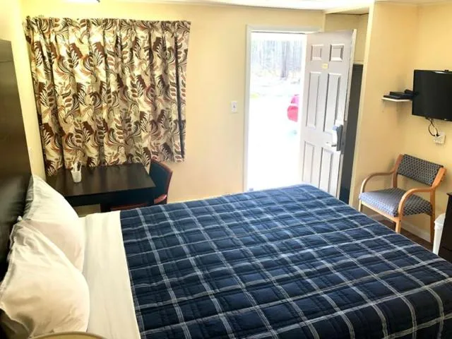 Bed in Gratiot View Motel