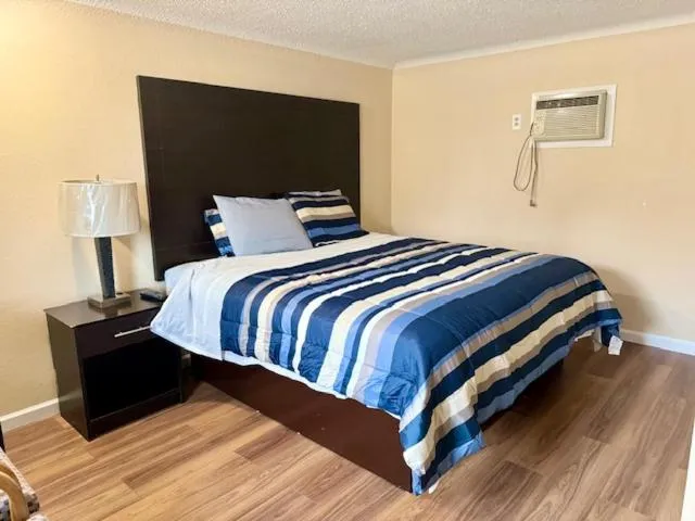 Bed in Gratiot View Motel