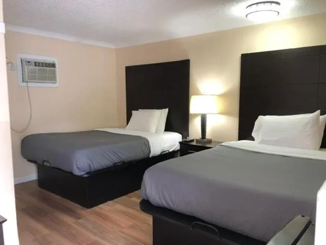 Bed in Gratiot View Motel