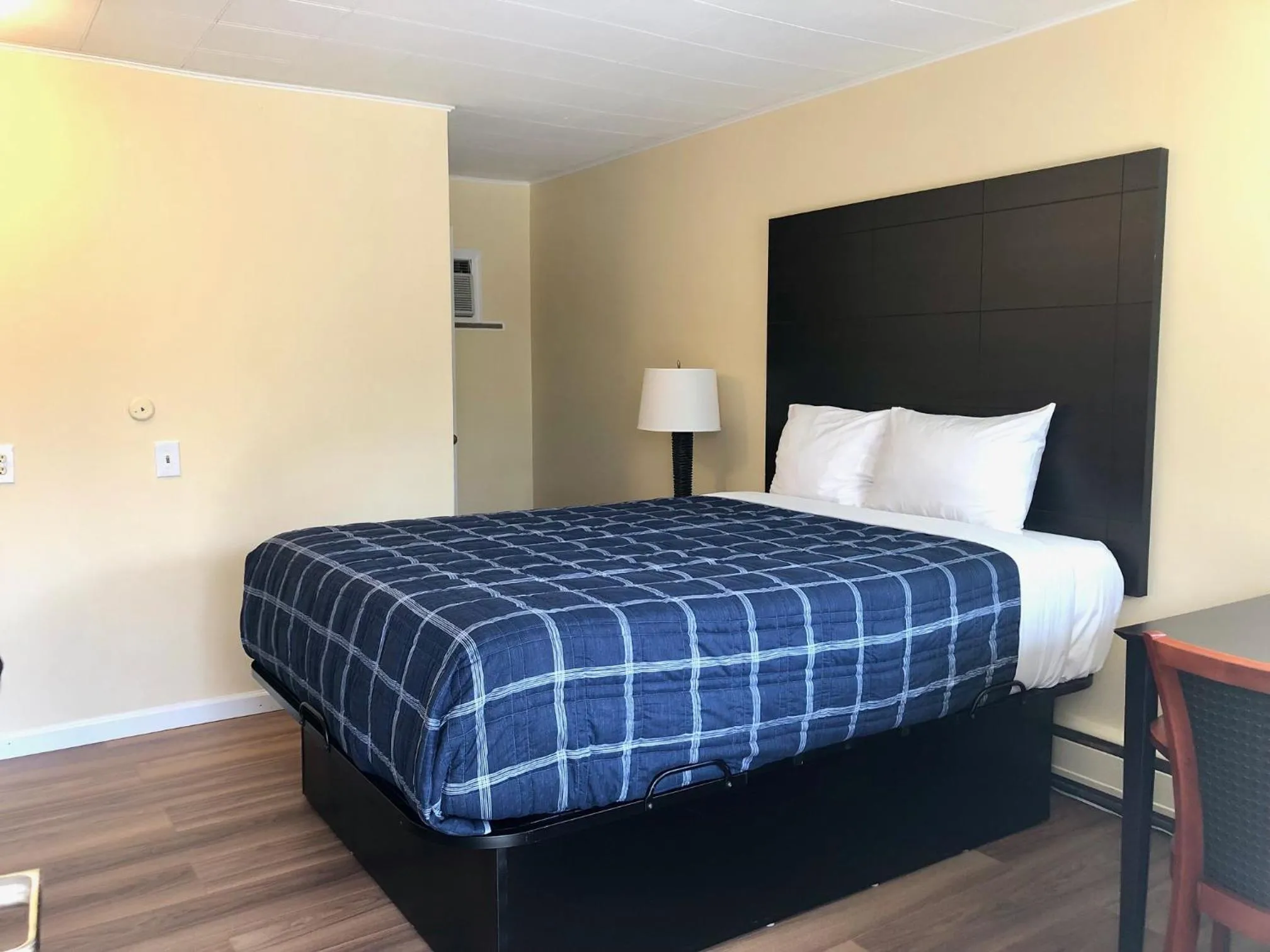 Bed in Gratiot View Motel