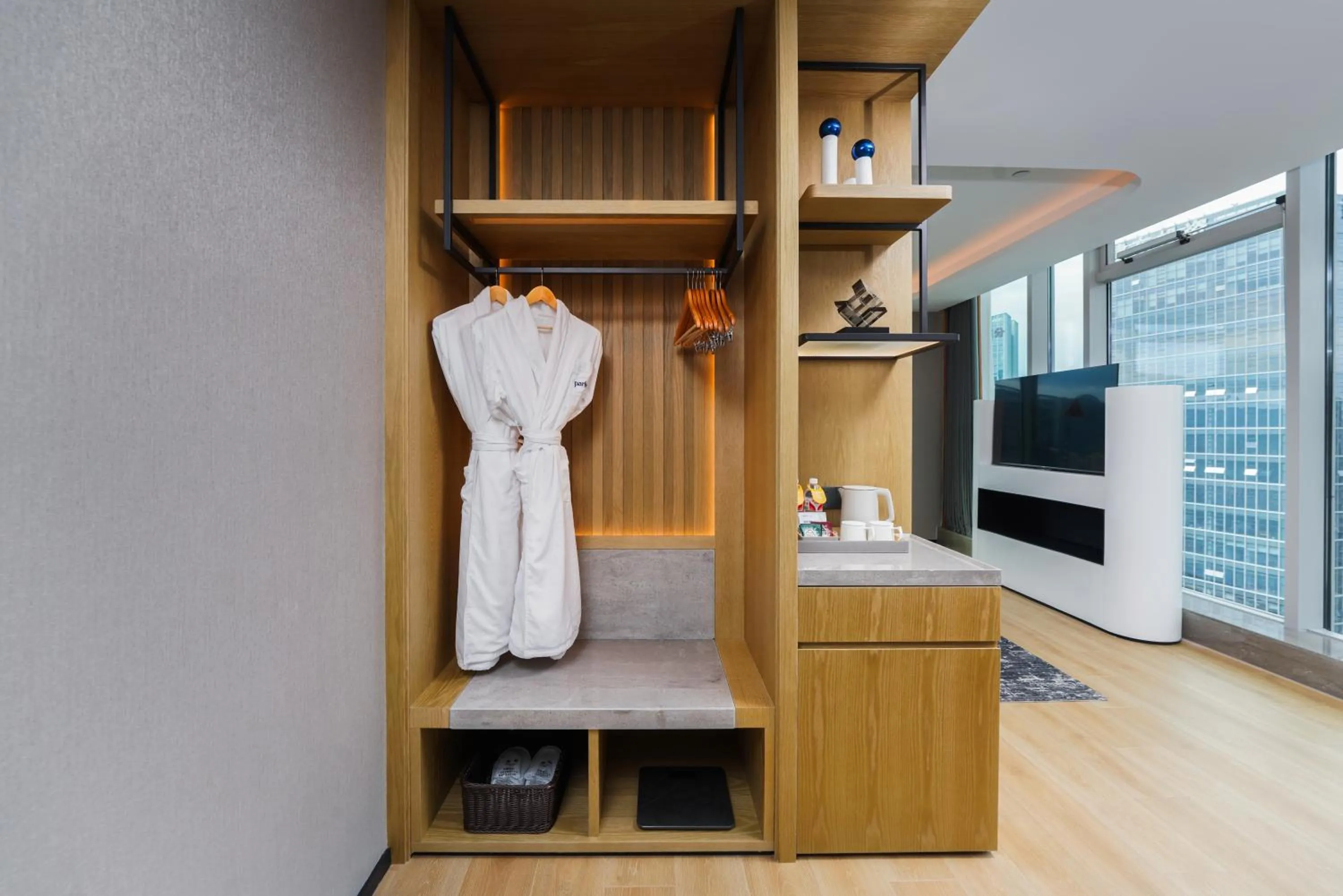 wardrobe in Park Inn by Radisson Hangzhou Fuyang Wildlife