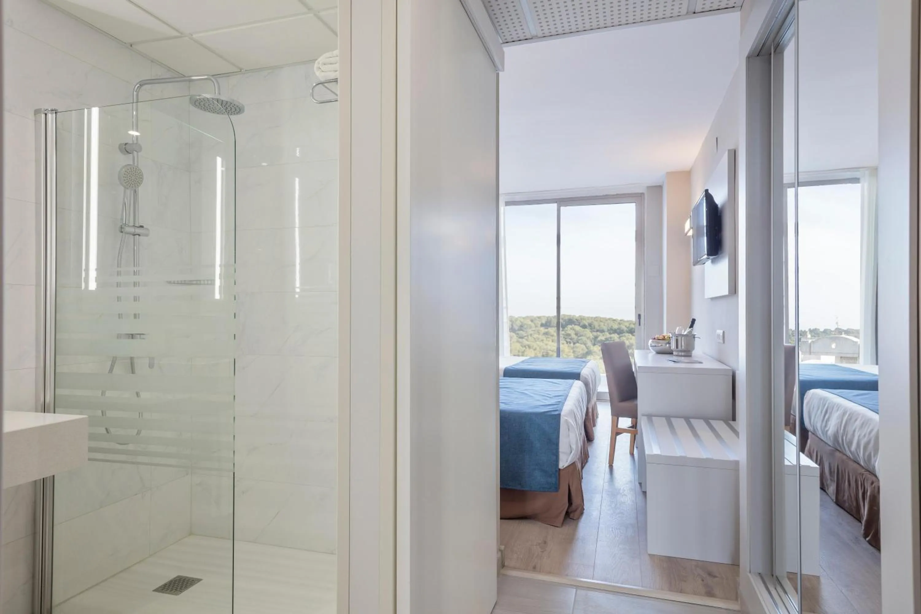Bathroom, Bed in Hotel Best Mediterraneo