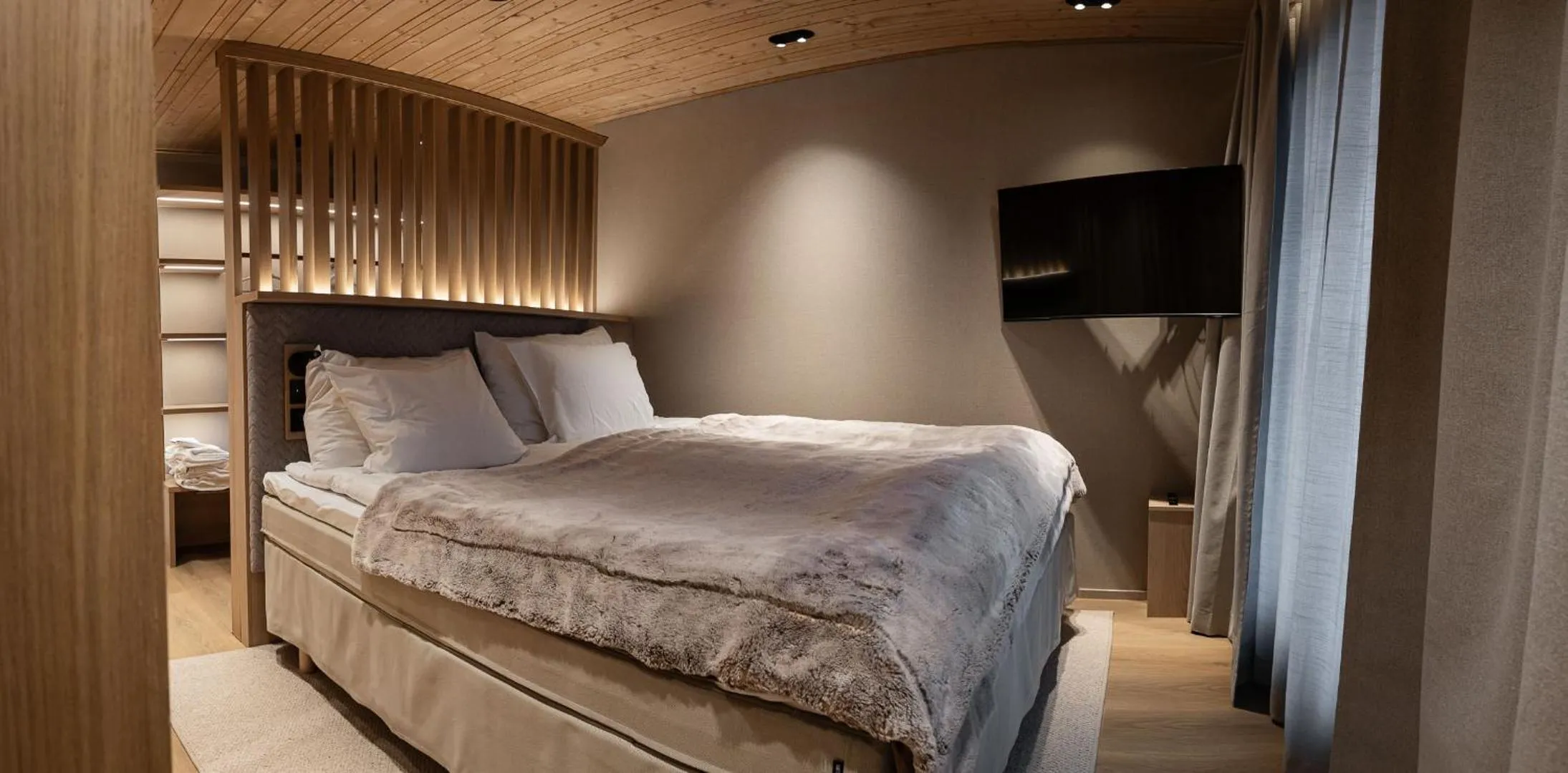 Bed in Vaattunki Wilderness Resort