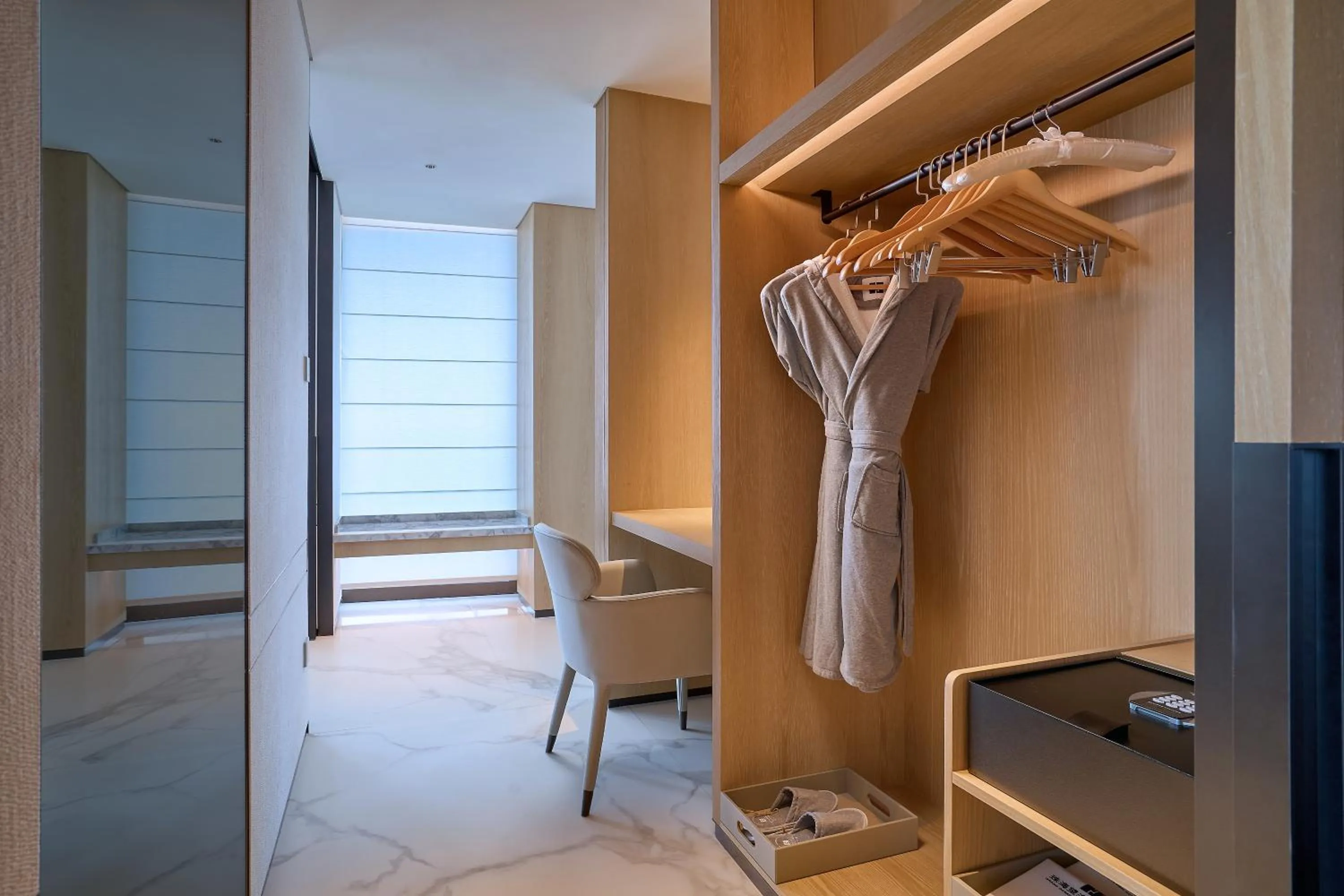 wardrobe in Grand Ocean View Hotel Zhuhai