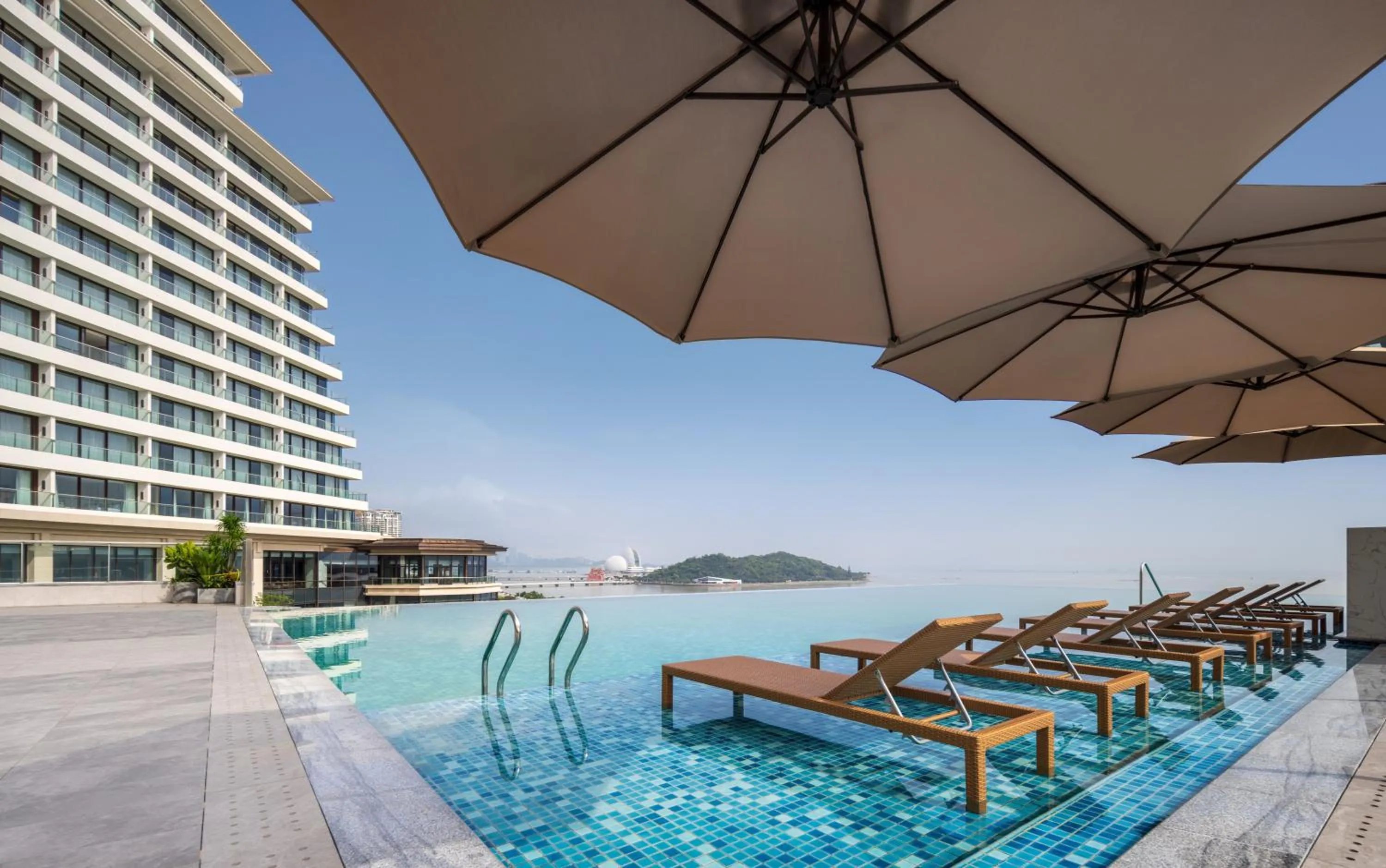 Swimming pool in Grand Ocean View Hotel Zhuhai