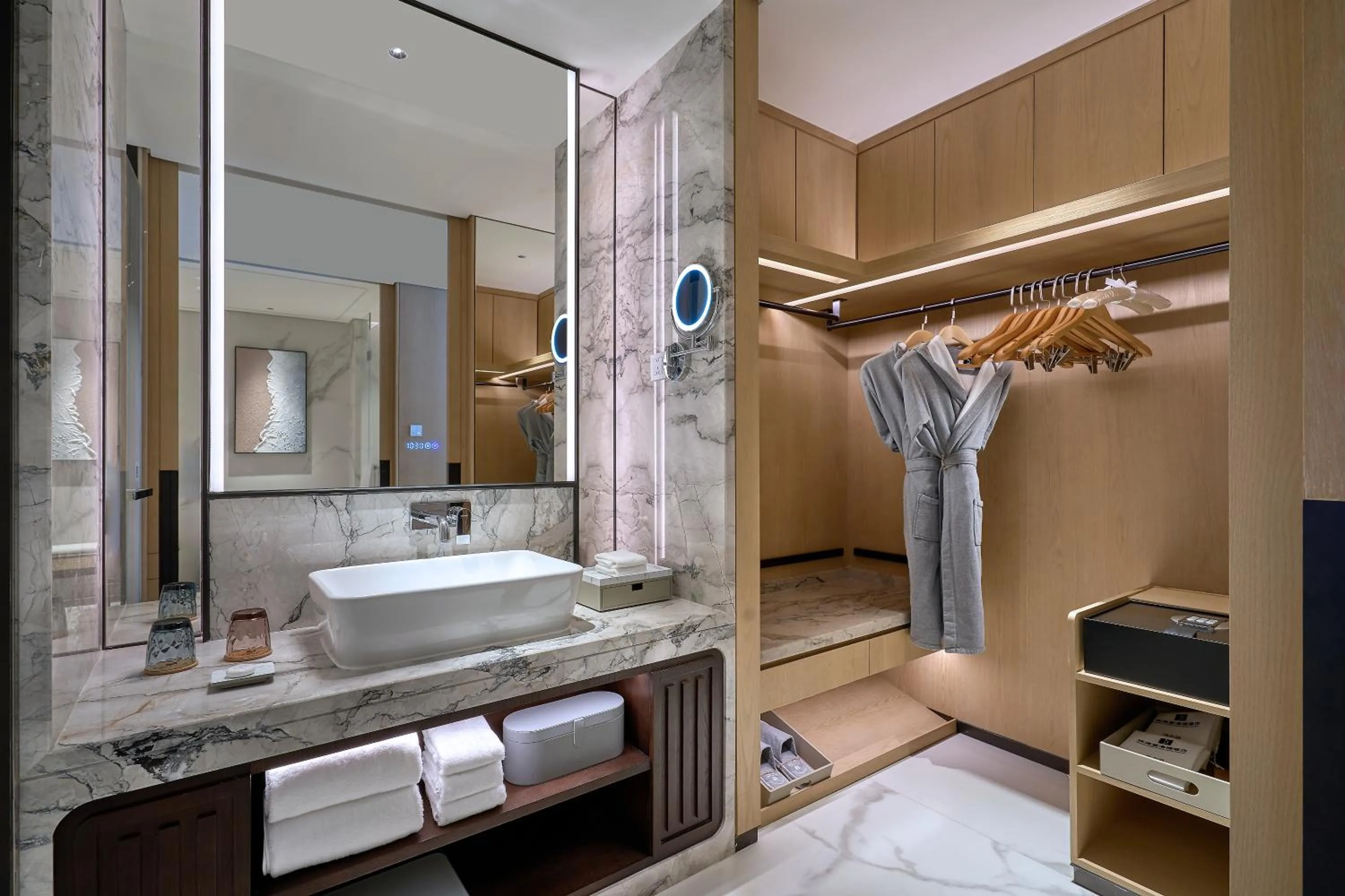wardrobe in Grand Ocean View Hotel Zhuhai