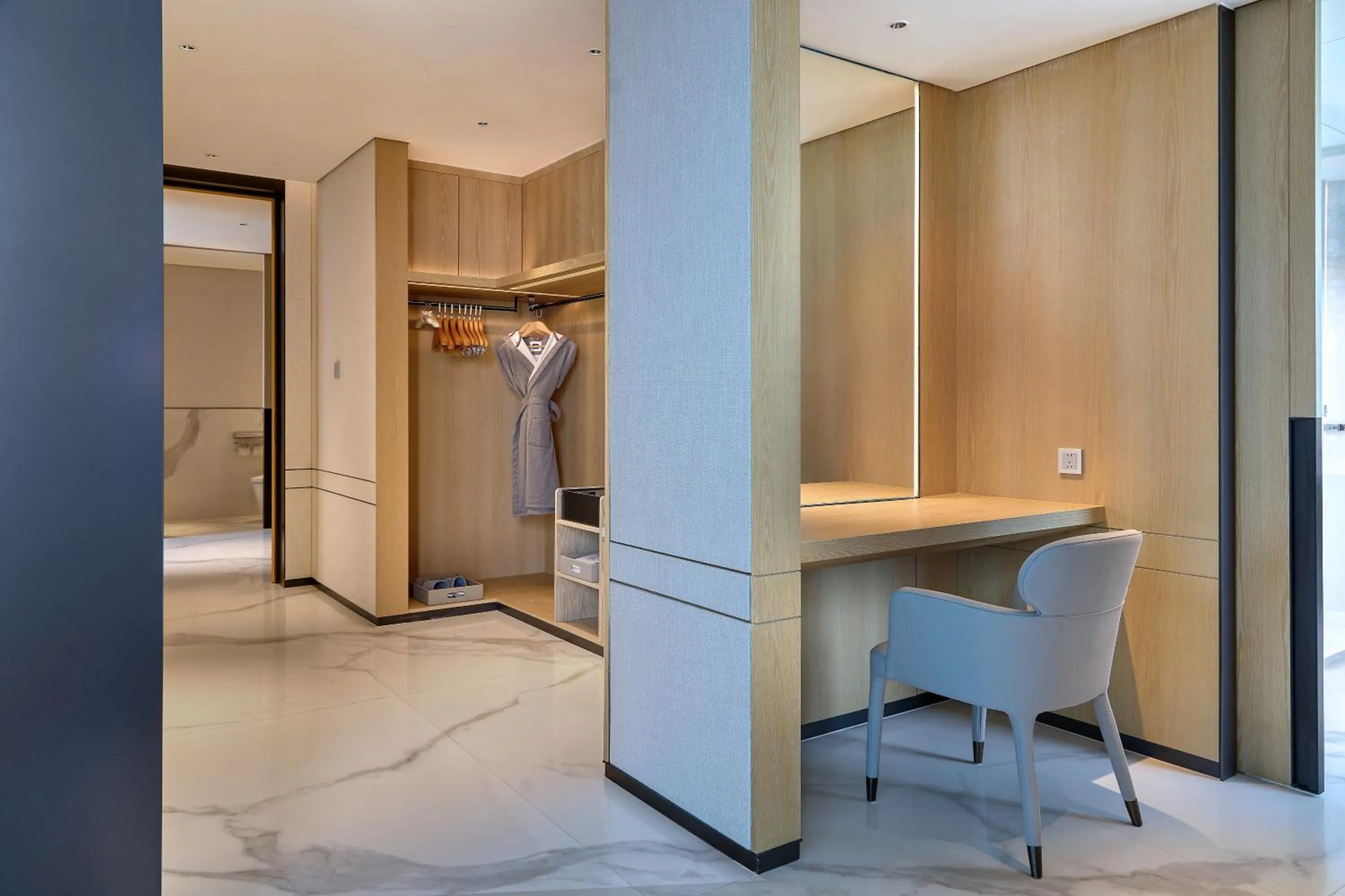wardrobe in Grand Ocean View Hotel Zhuhai