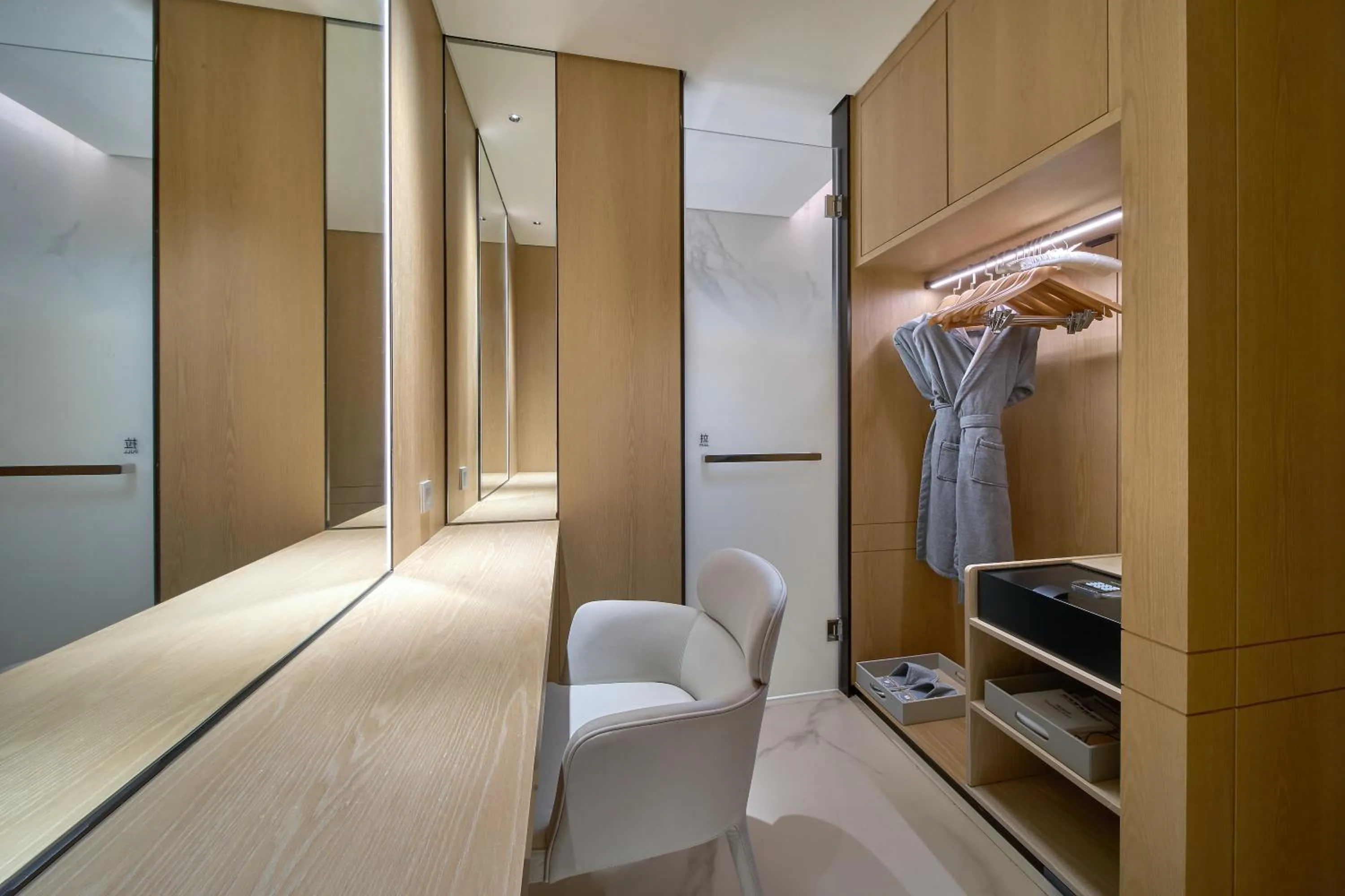wardrobe in Grand Ocean View Hotel Zhuhai