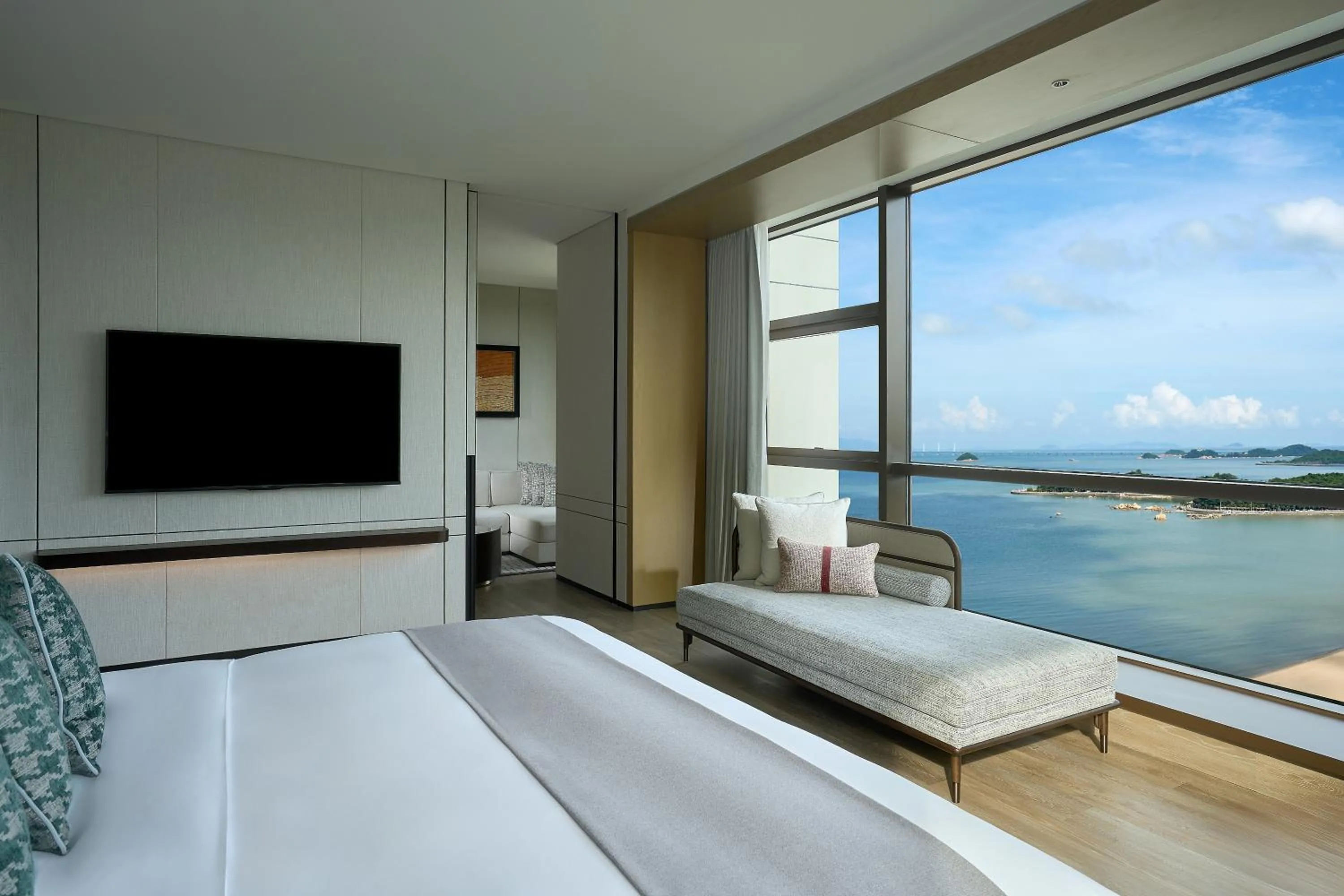 Photo of the whole room, Bed in Grand Ocean View Hotel Zhuhai