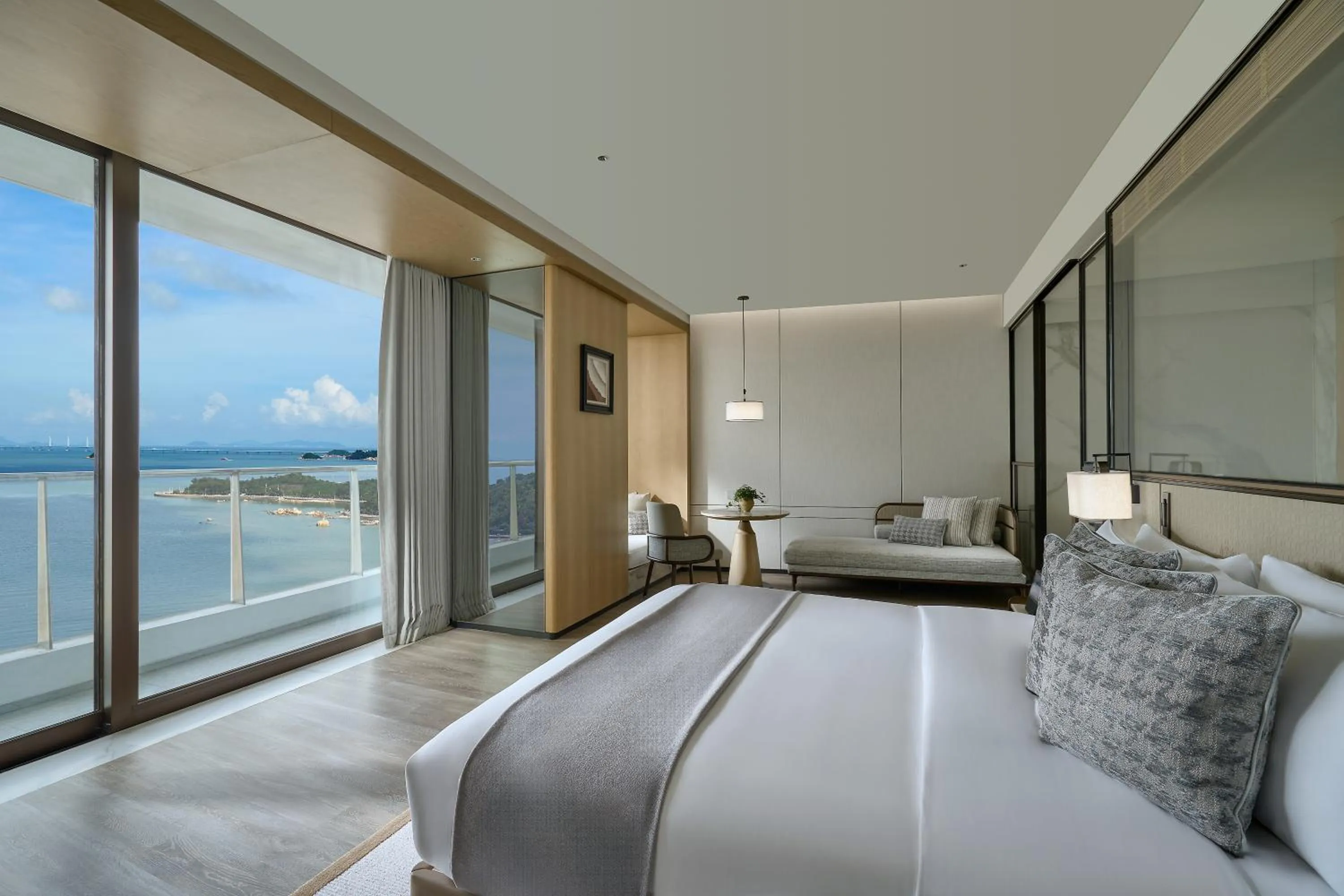 Photo of the whole room, Bed in Grand Ocean View Hotel Zhuhai