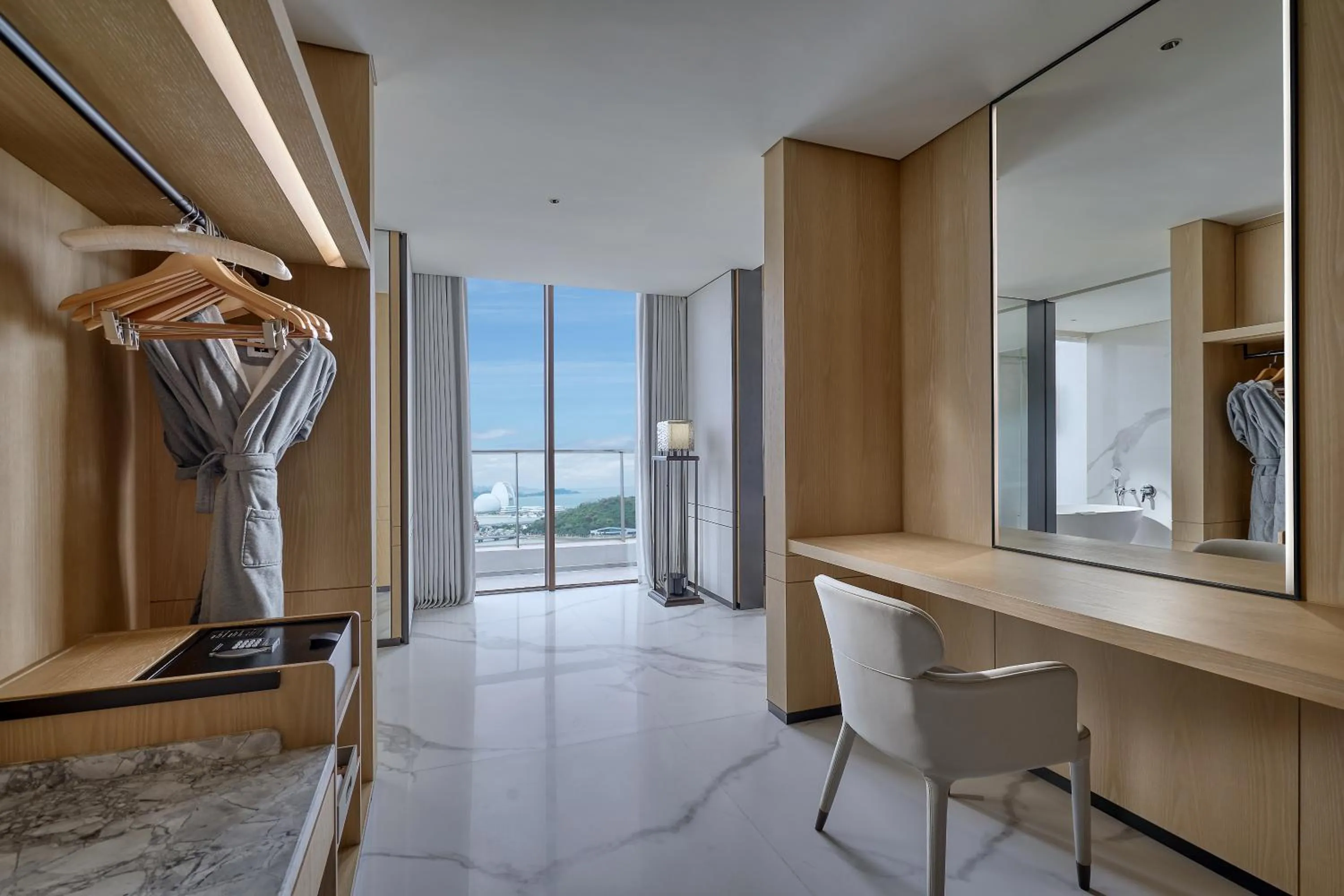 wardrobe in Grand Ocean View Hotel Zhuhai
