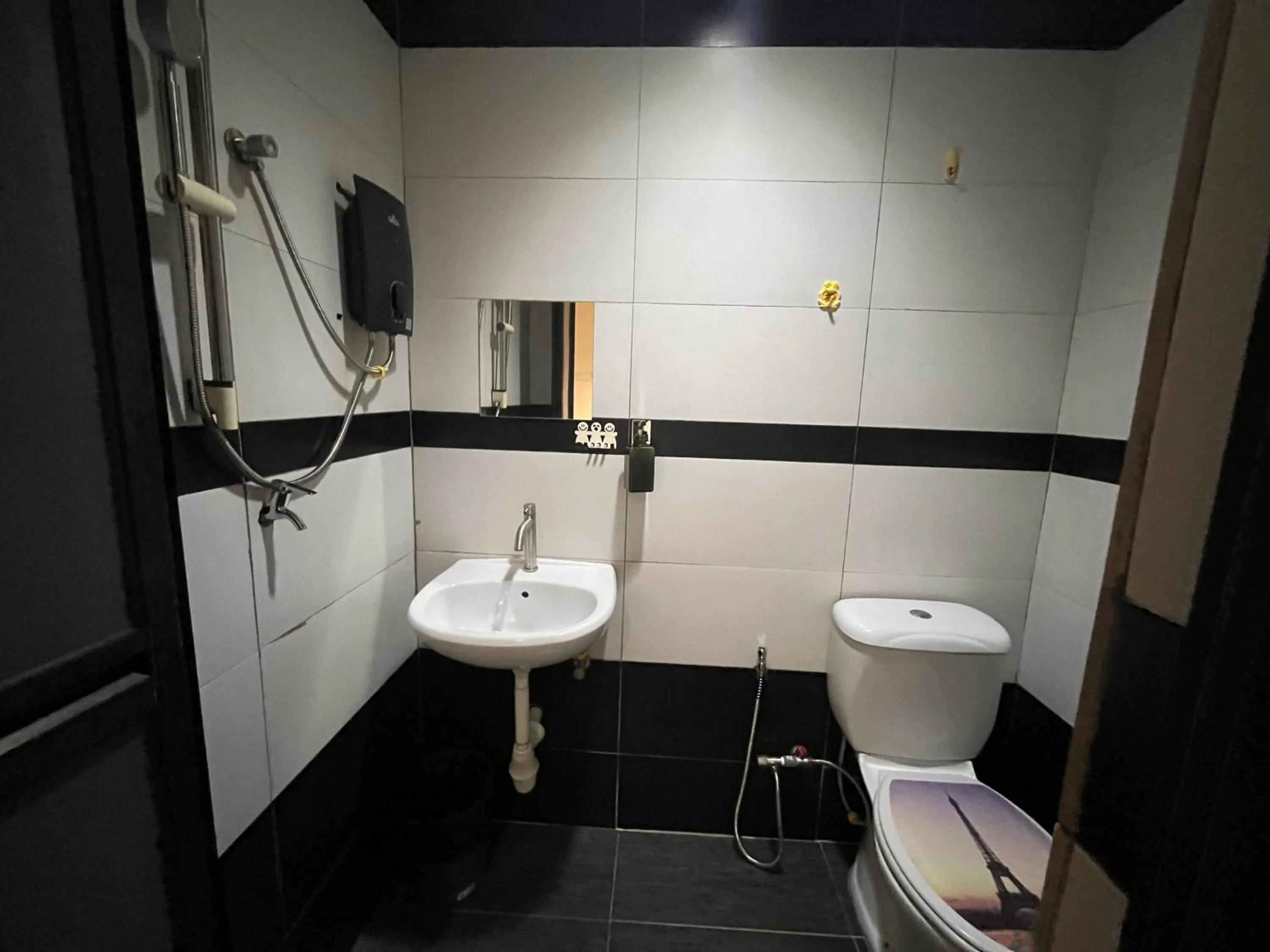 Bathroom in Hotel O Tampoi Sojourn