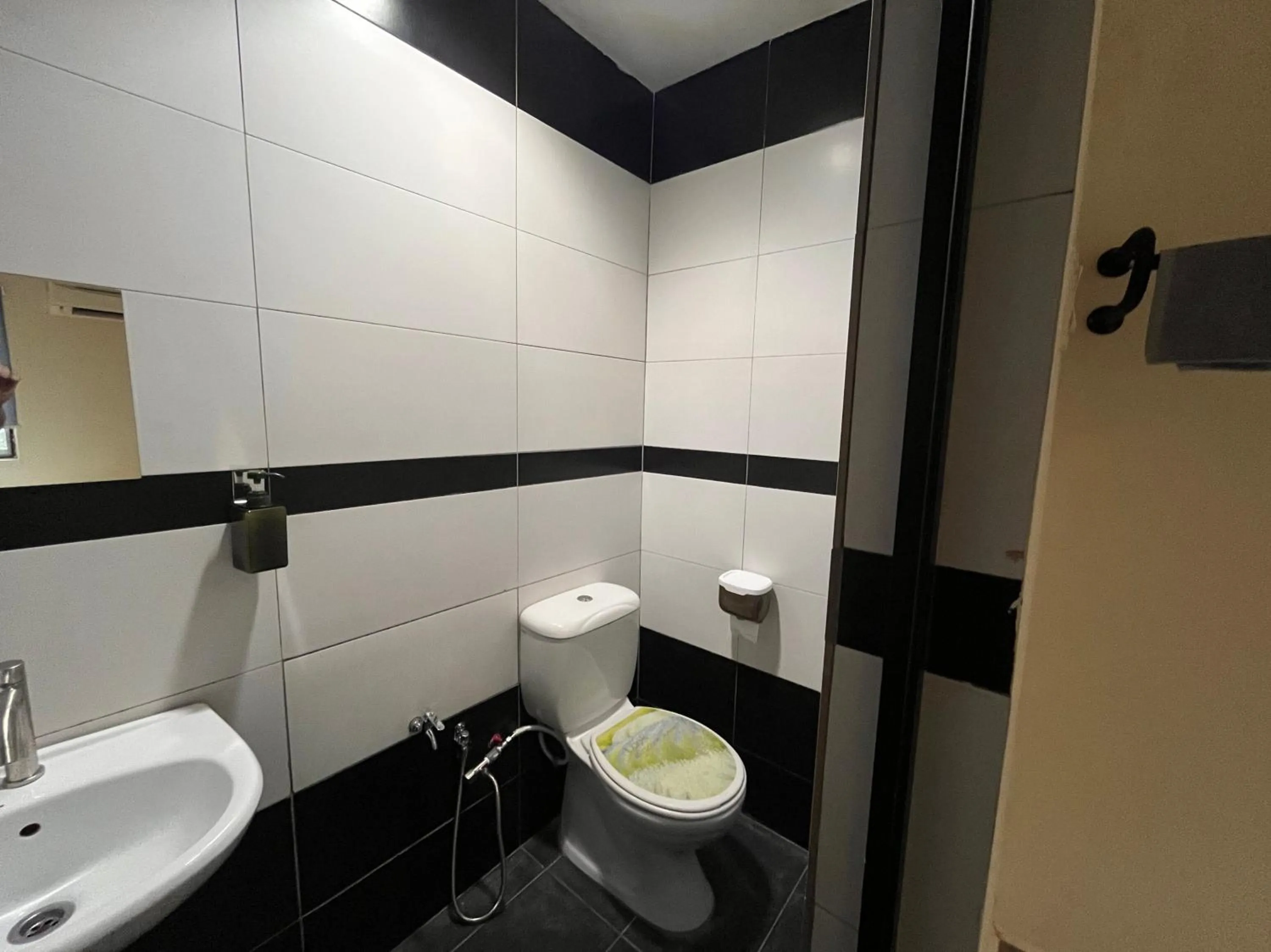 Bathroom in Hotel O Tampoi Sojourn