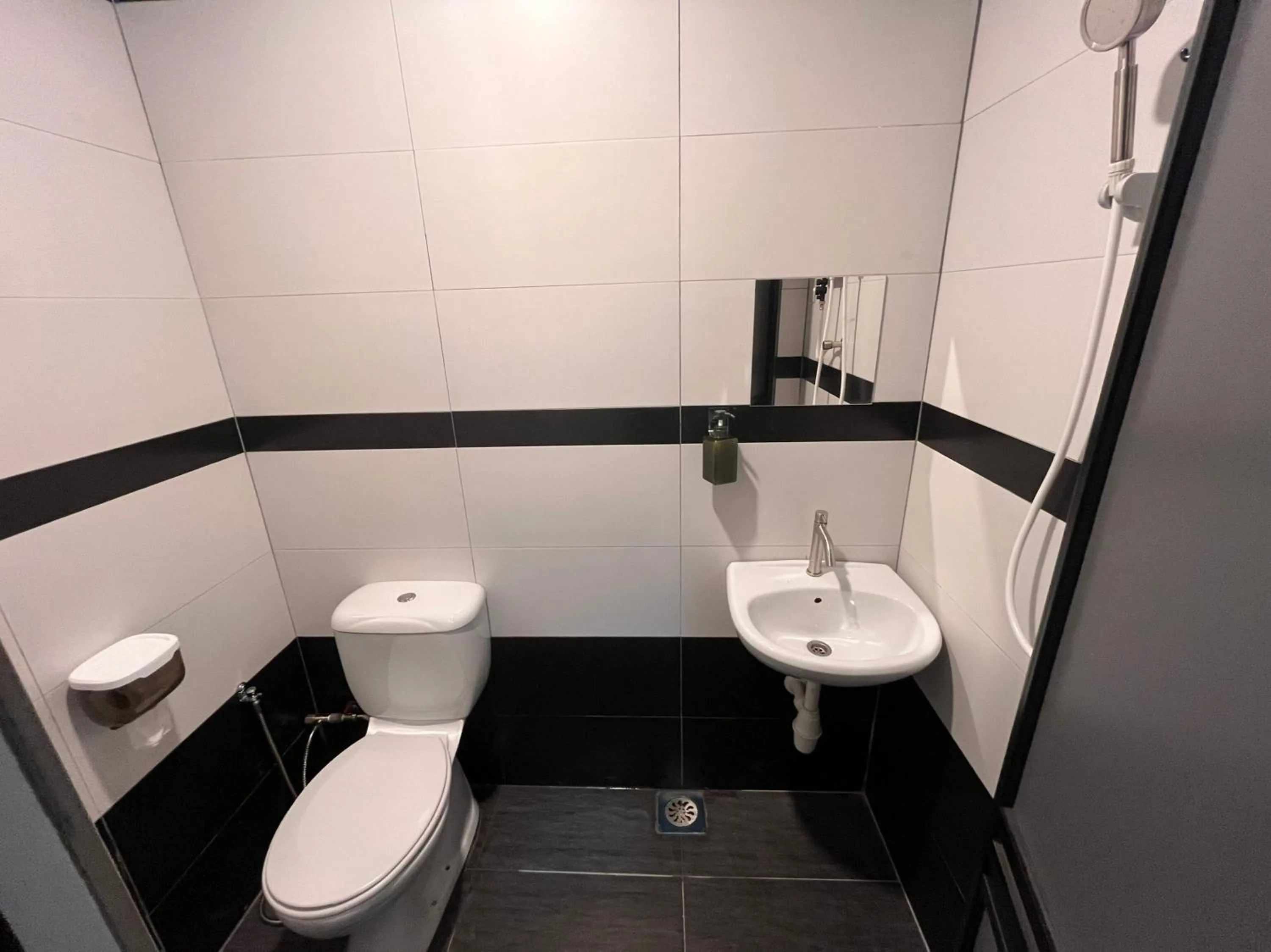 Bathroom in Hotel O Tampoi Sojourn