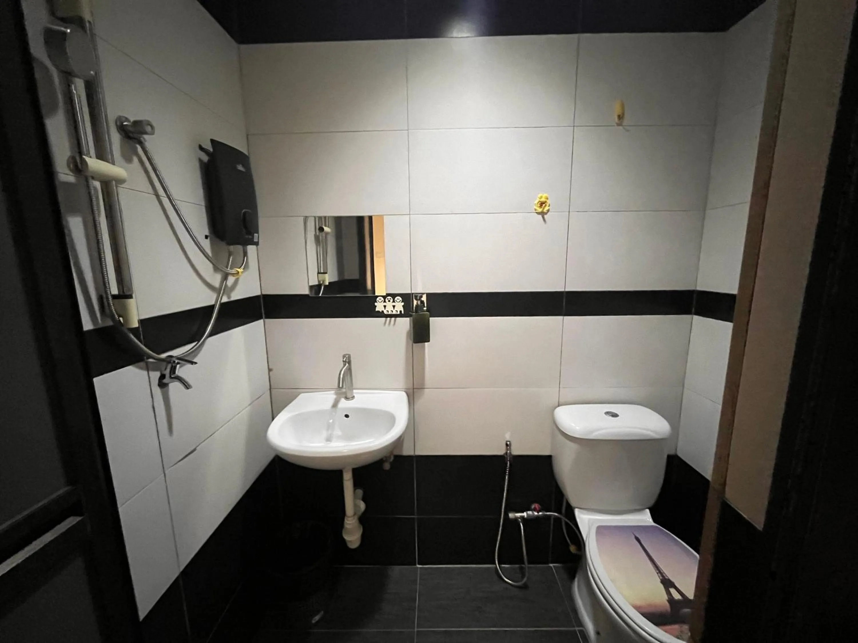 Bathroom in Hotel O Tampoi Sojourn