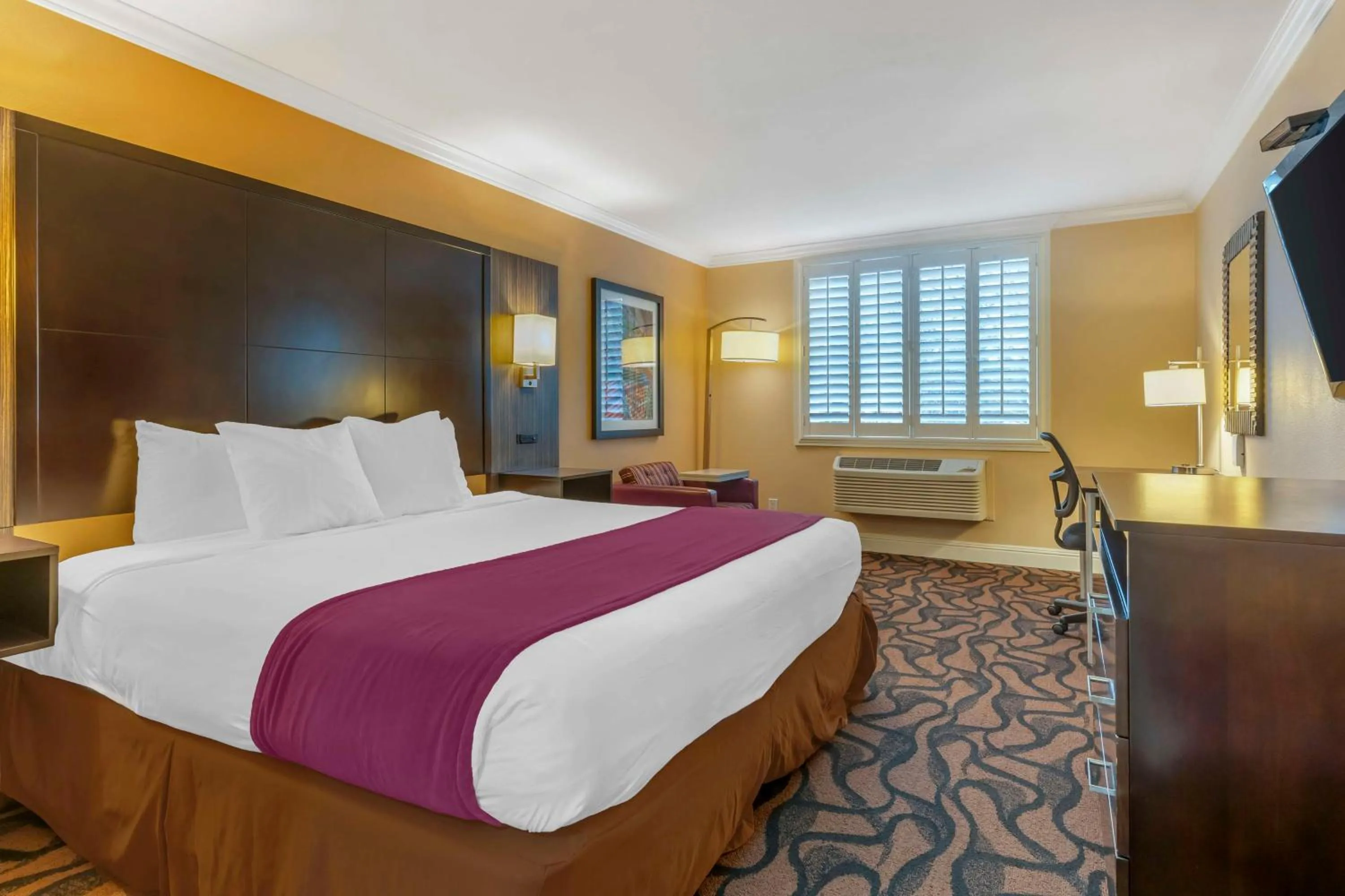 Bedroom, Bed in Best Western Plus Airport Plaza