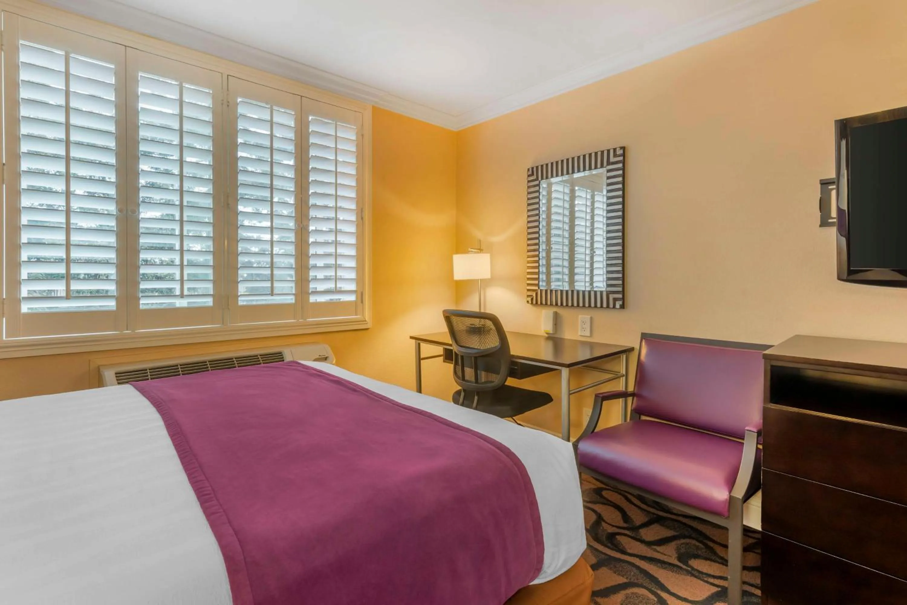 Bedroom, Bed in Best Western Plus Airport Plaza