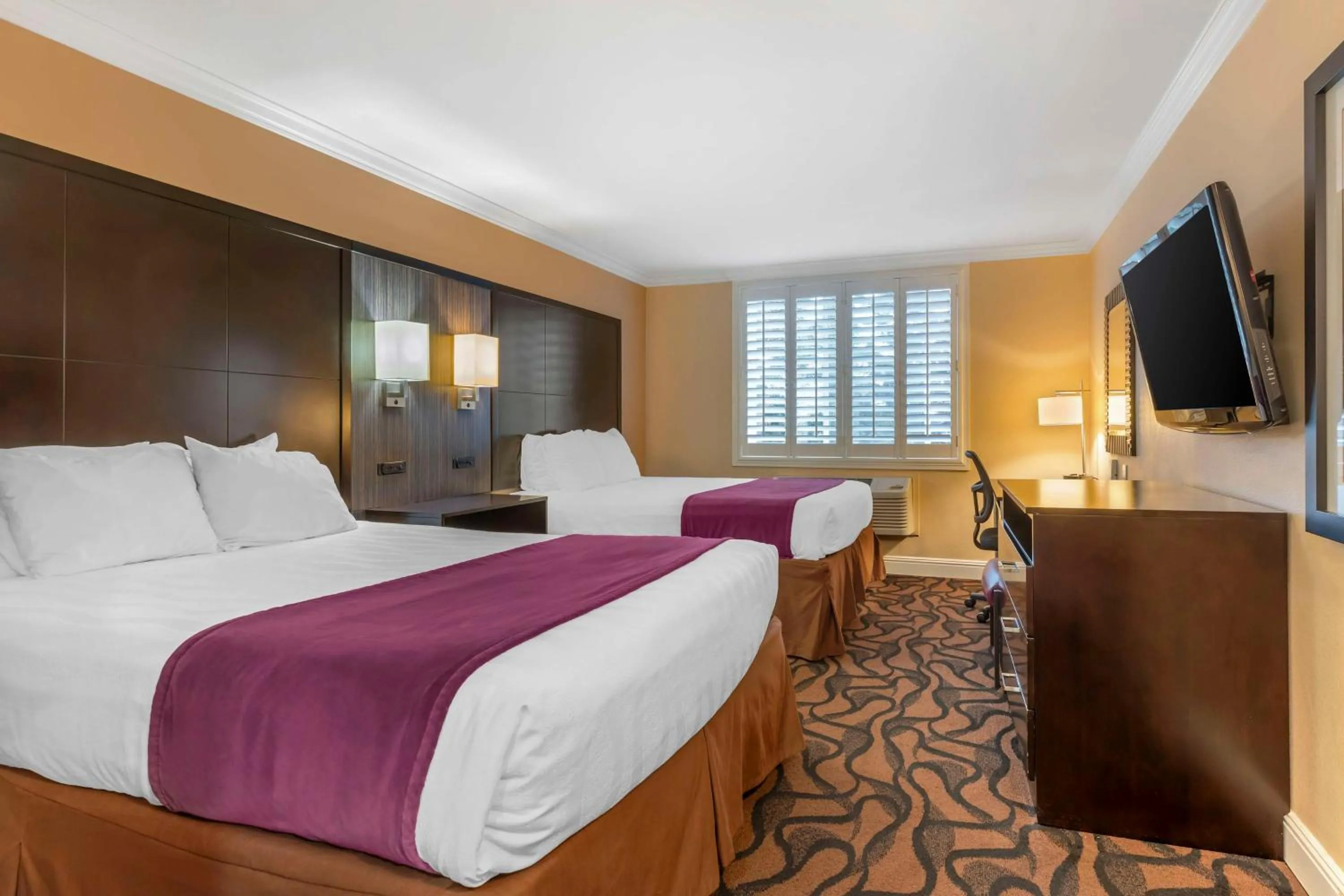 Bedroom, Bed in Best Western Plus Airport Plaza