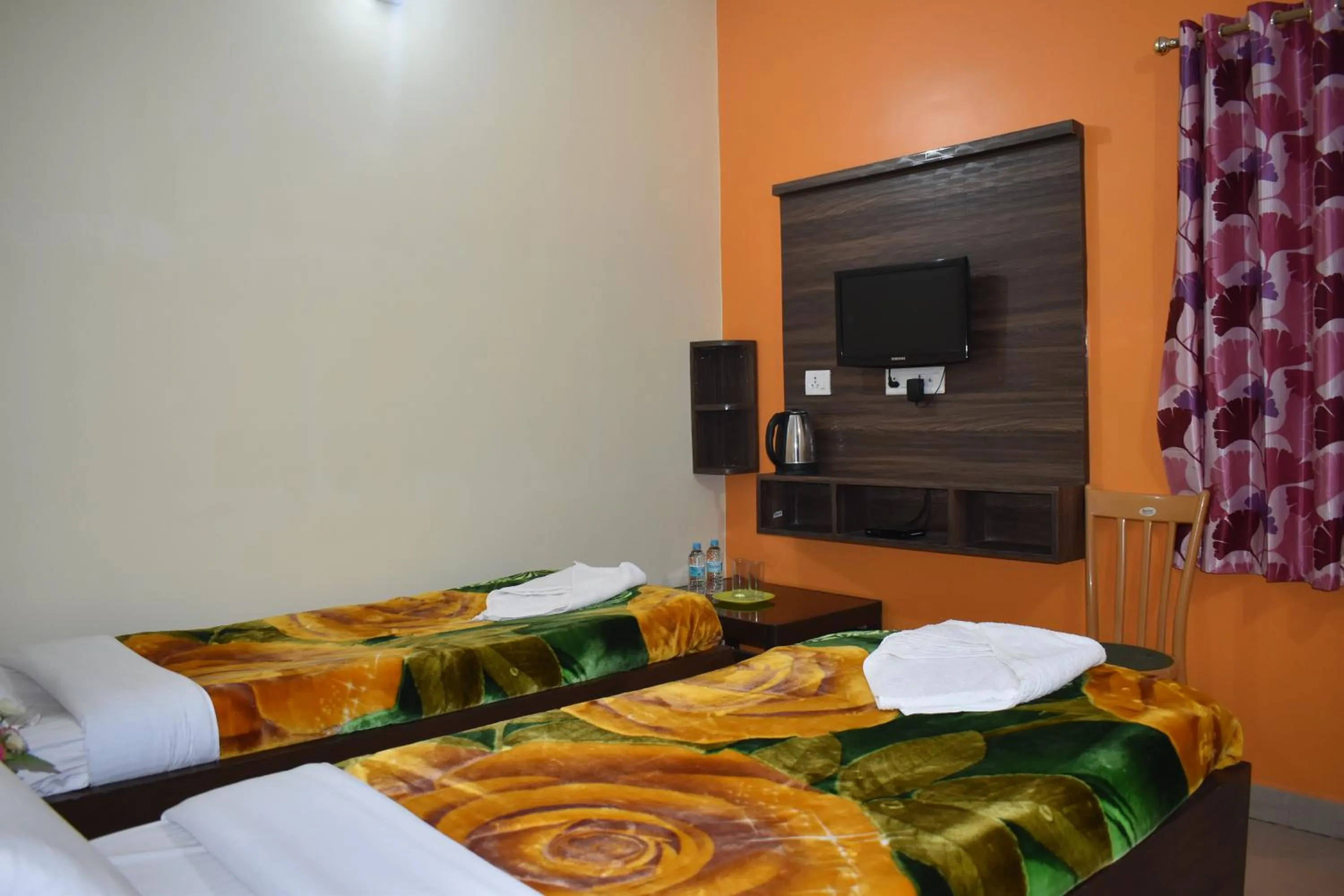 Communal lounge/ TV room, Bed in Sakura House