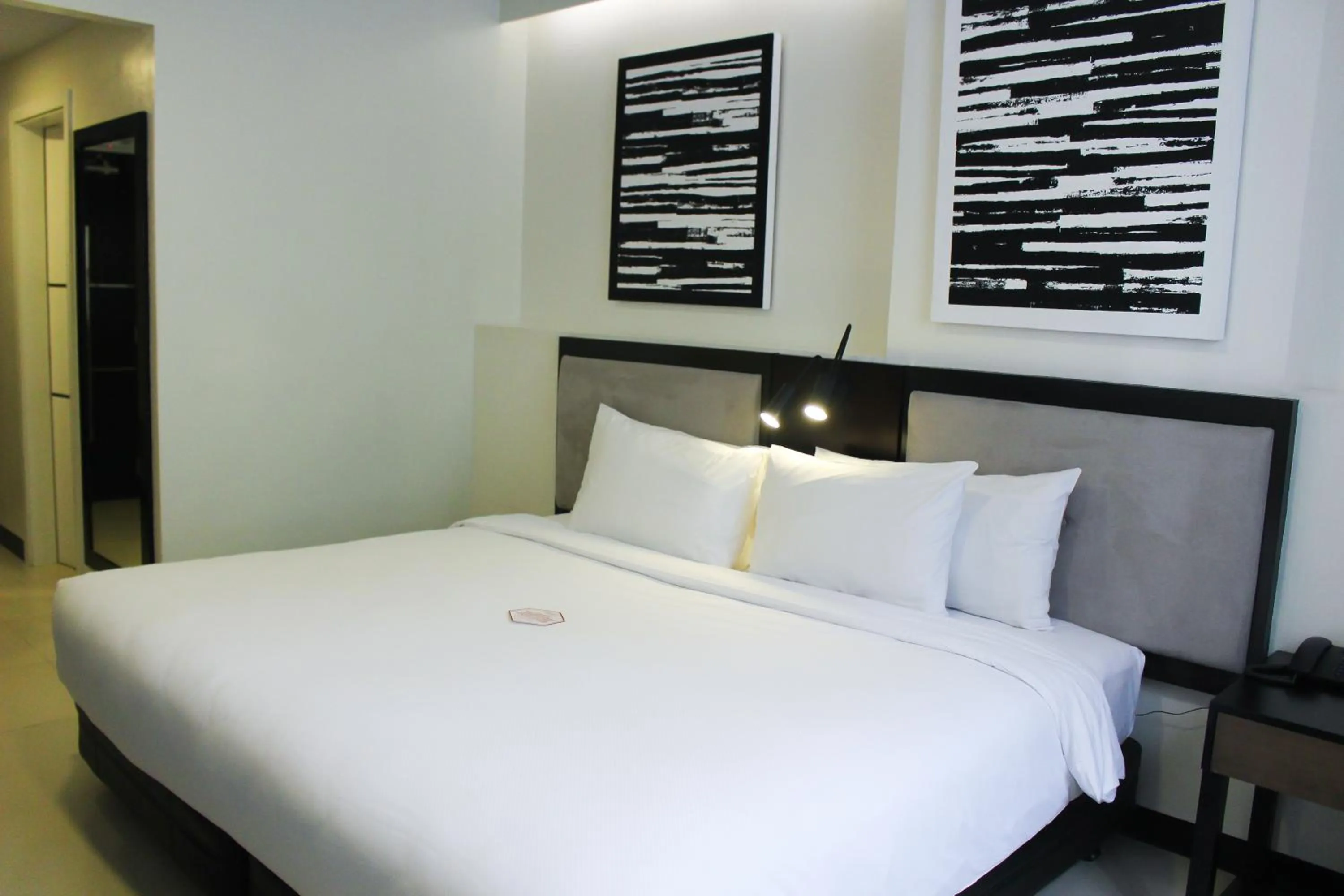 Bed in Summit Hotel Magnolia