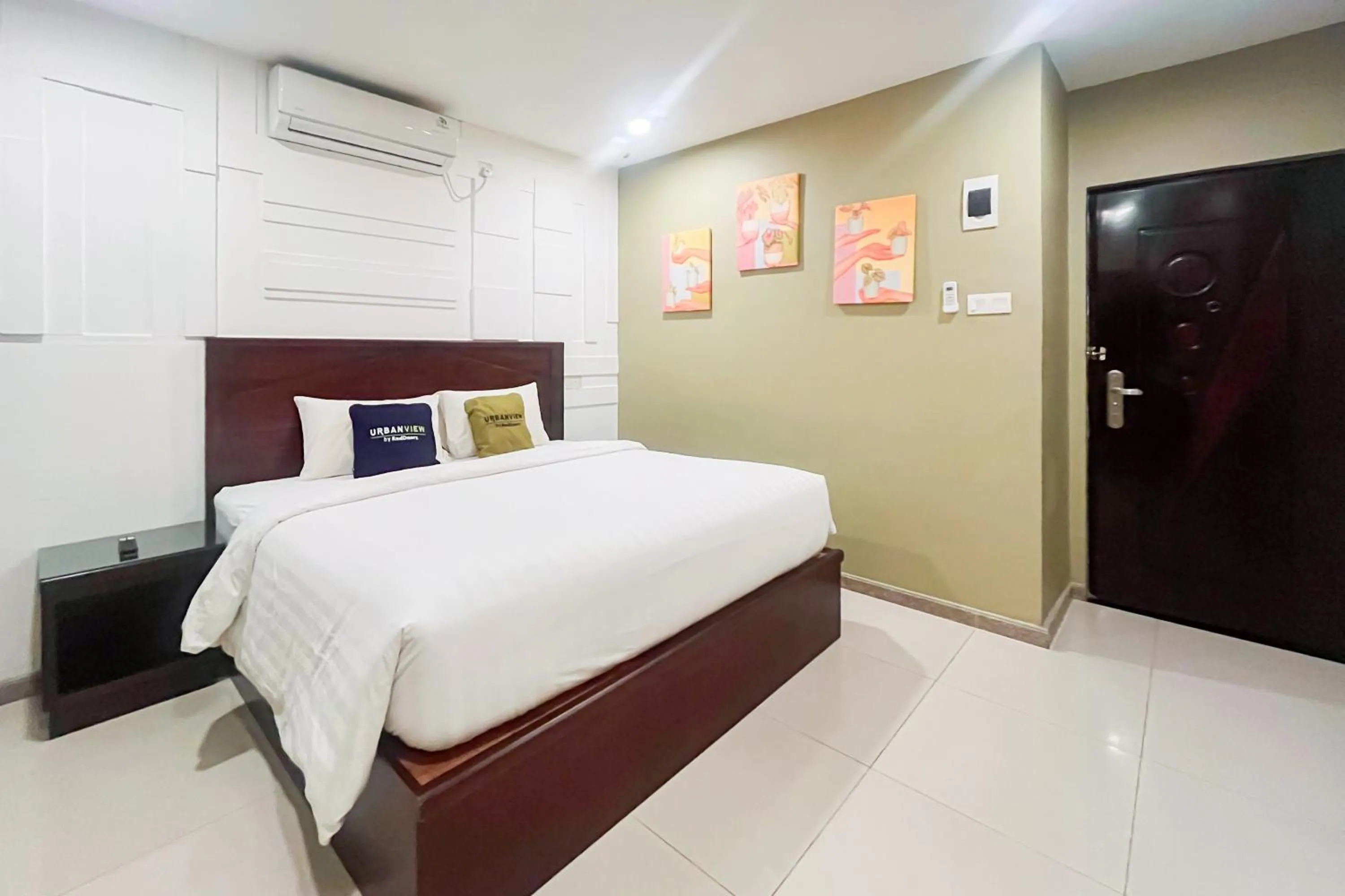 Bedroom, Bed in Urbanview Hotel X Ten Harbour Bay Batam