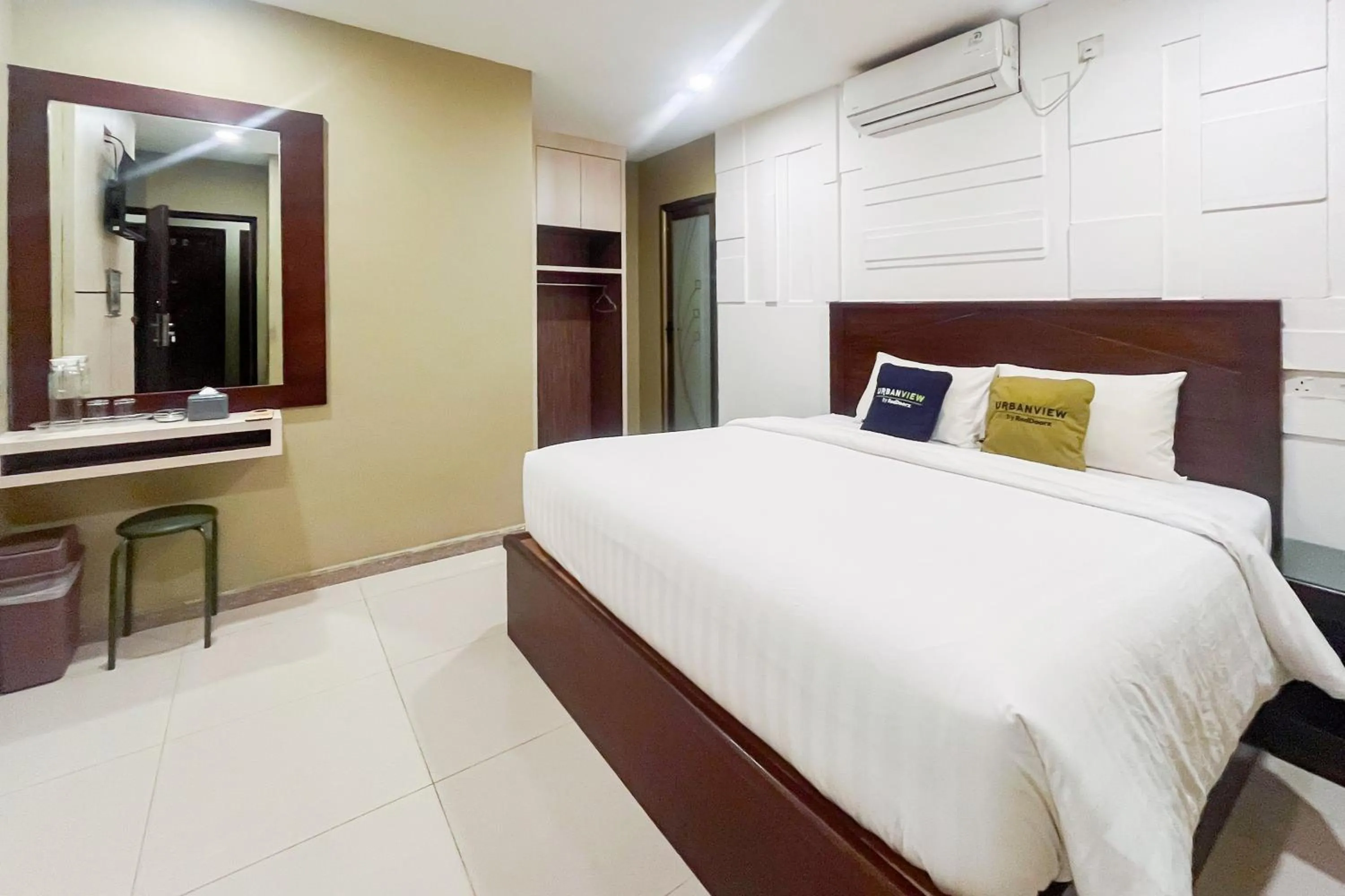 Bedroom, Bed in Urbanview Hotel X Ten Harbour Bay Batam
