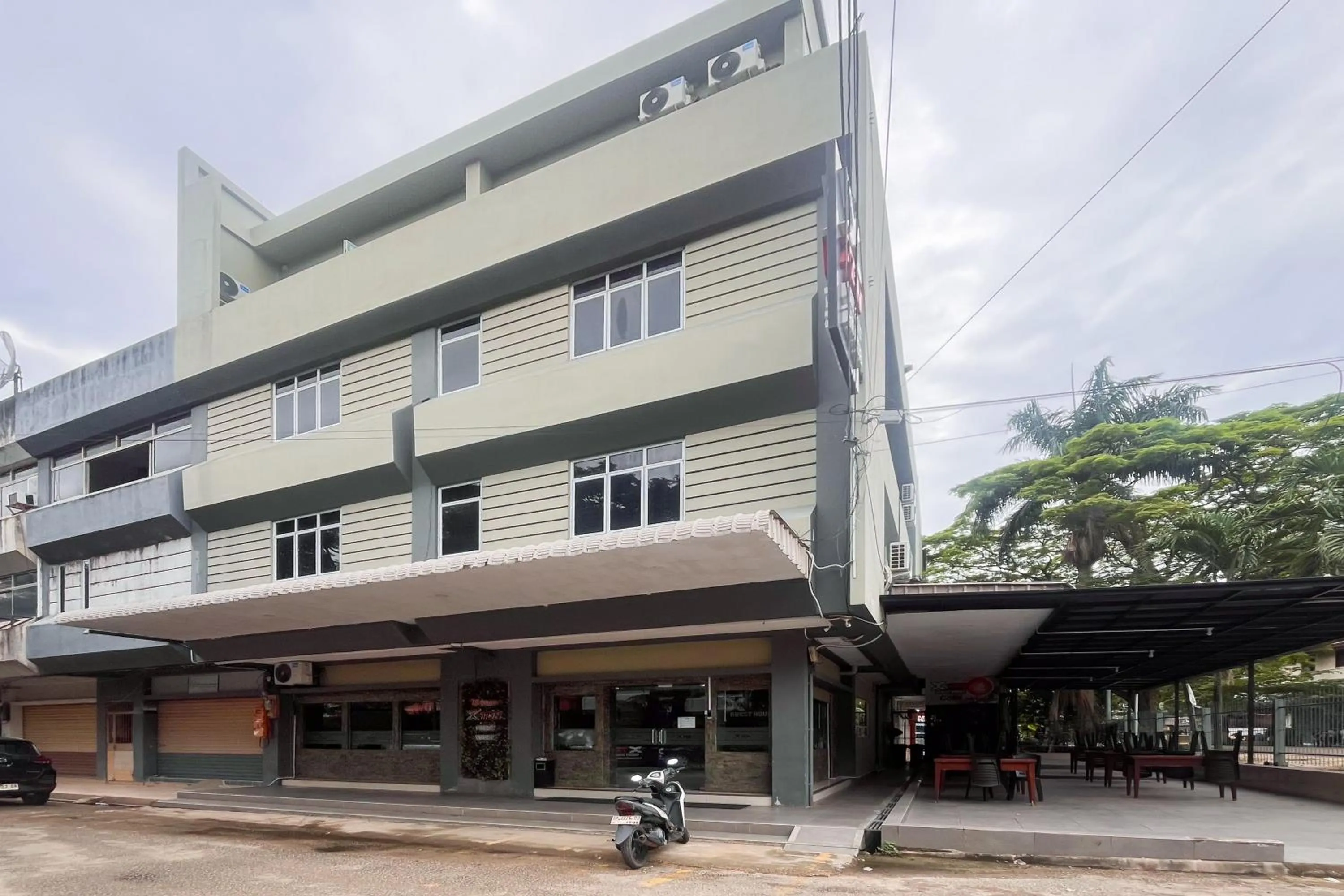 Facade/entrance in Urbanview Hotel X Ten Harbour Bay Batam