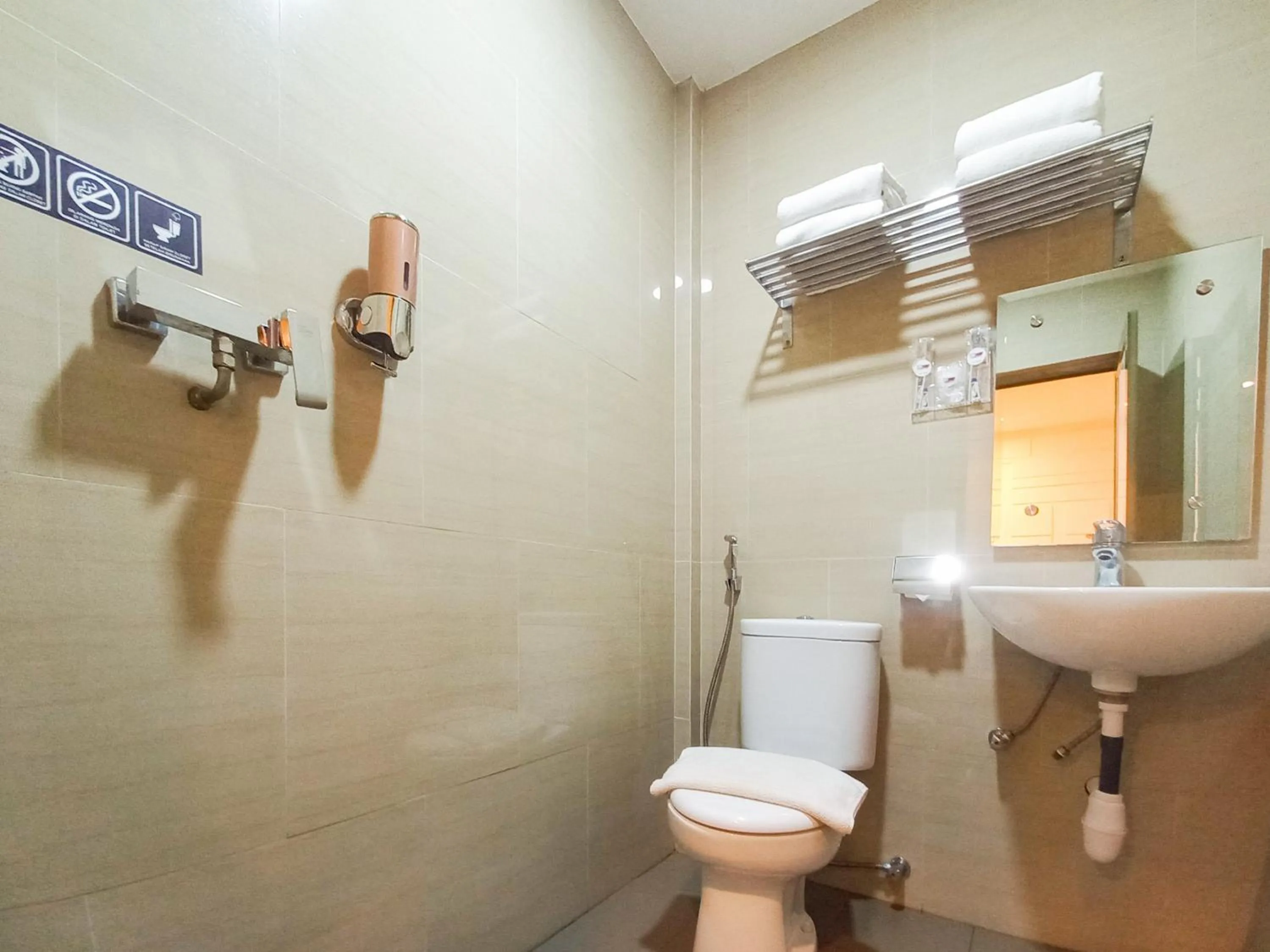 Bathroom in Urbanview Hotel X Ten Harbour Bay Batam