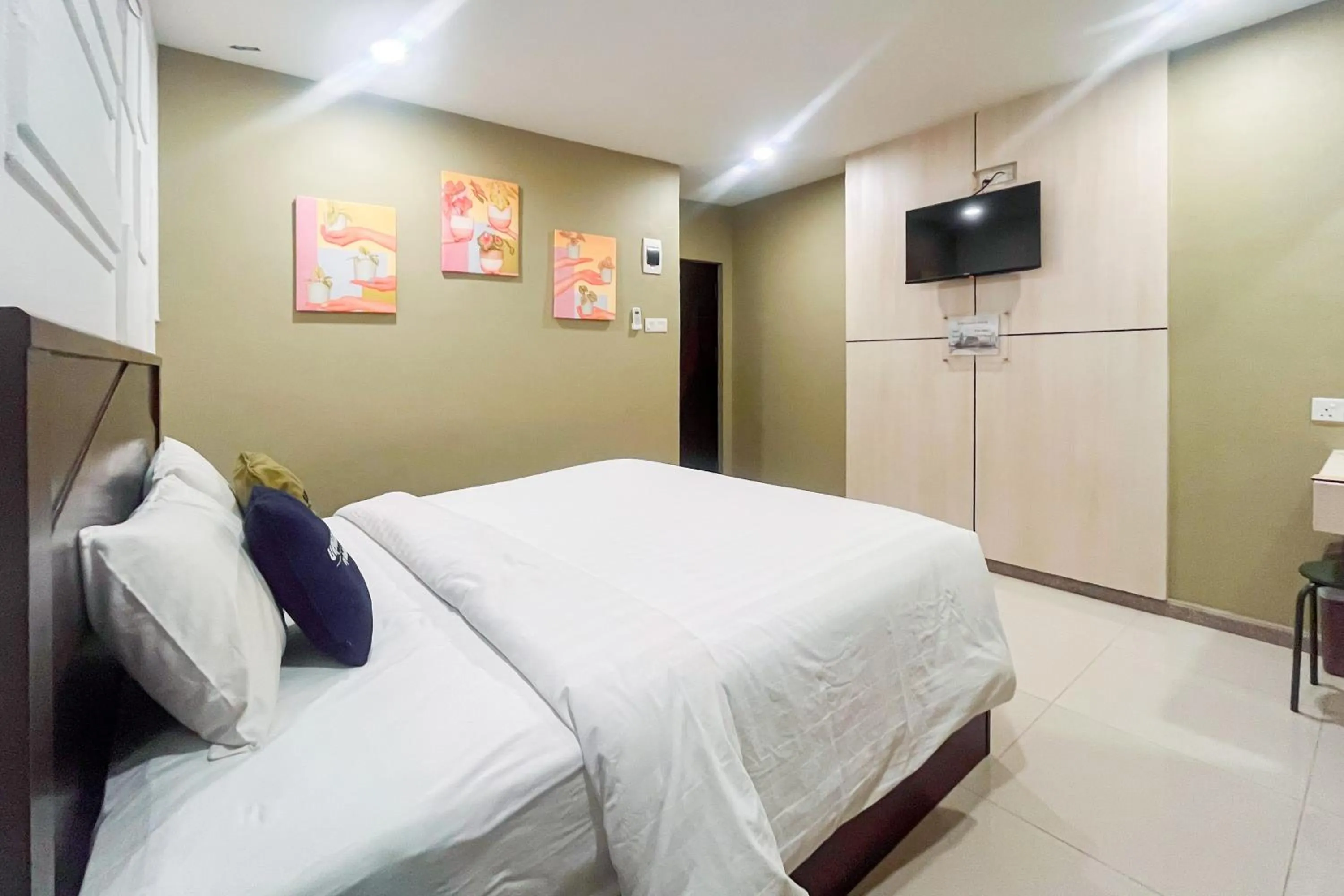Bedroom, Bed in Urbanview Hotel X Ten Harbour Bay Batam